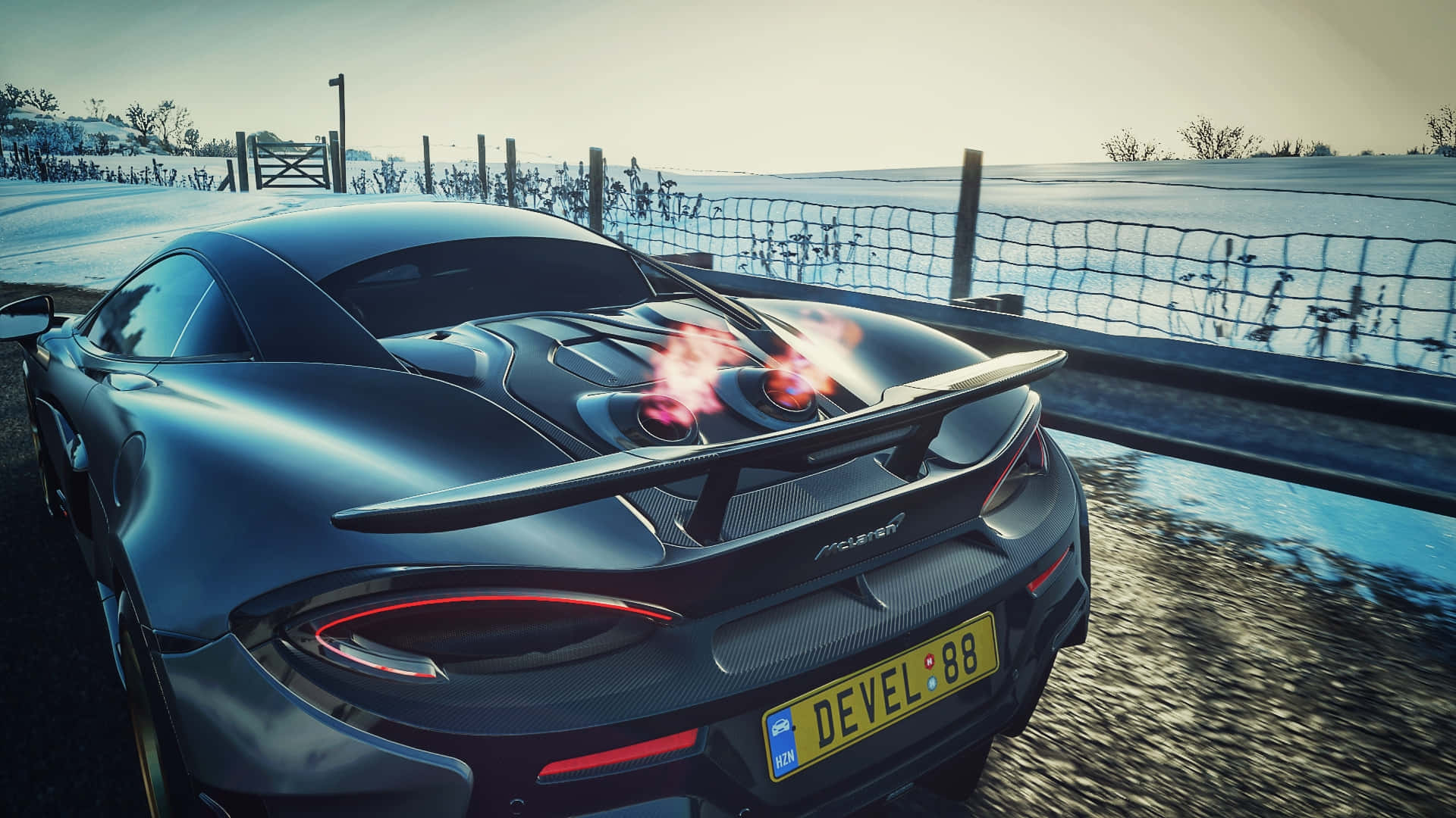 HD Forza Horizon 4 桌布 壁紙 — 一輛時尚的黑色McLaren跑車，排氣管發出熾熱火焰，停在雪地路邊靠近籬笆處。