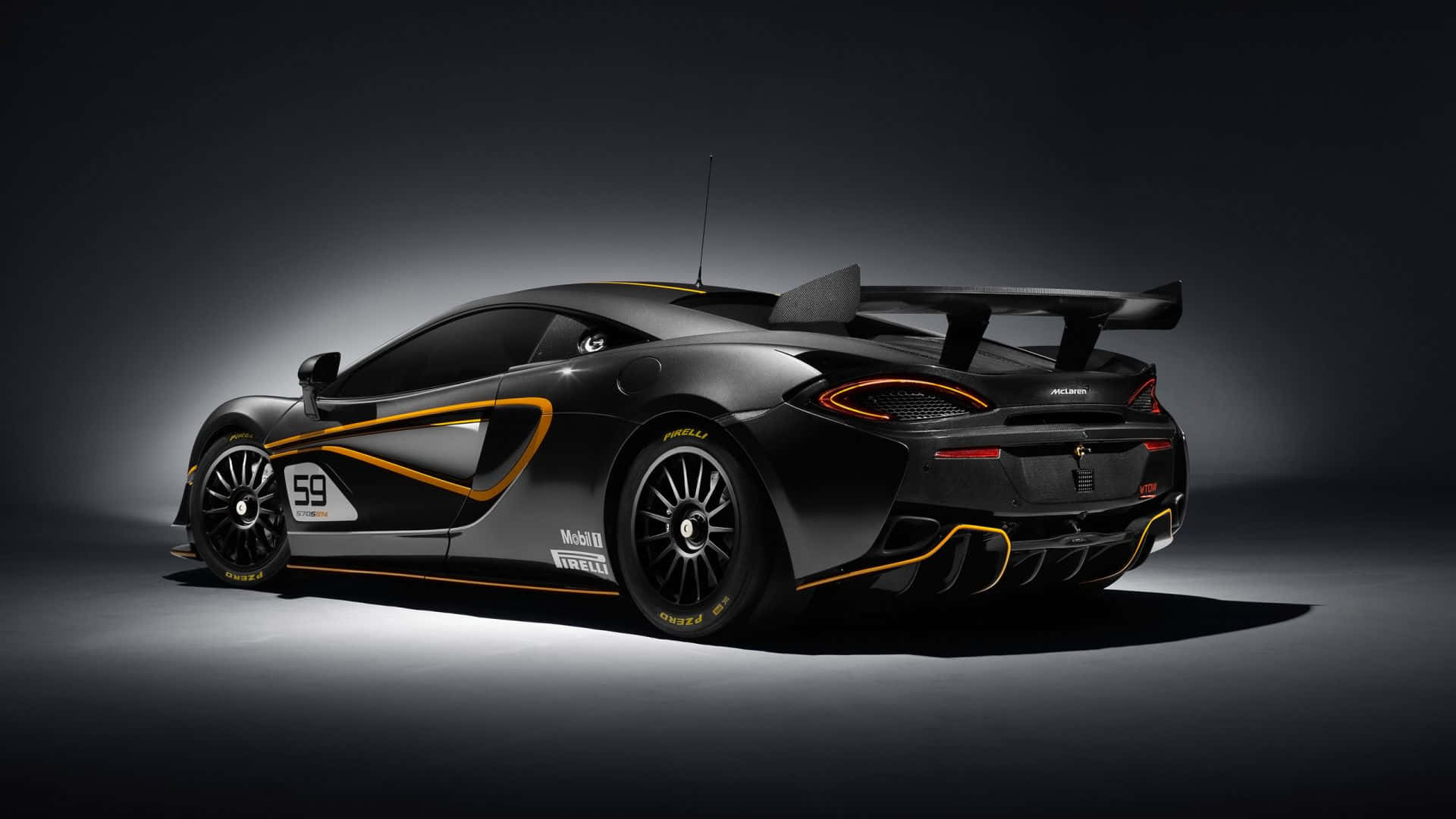 麥拉倫 桌布 壁紙 — 一輛時尚的黑色McLaren跑車，帶有橙色飾邊和賽車號碼59，在黑暗的攝影棚背景下戲劇性地照亮。