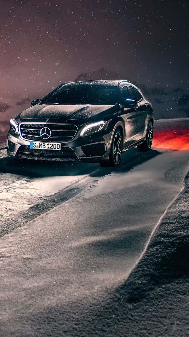 Mercedes 桌布 壁紙 — 一輛時尚的黑色Mercedes SUV在星空下行駛過雪地，排氣管噴出火橙色廢氣。