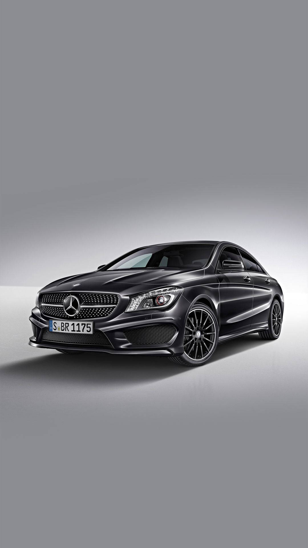 賓士 iPhone 桌布 壁紙 — 一輛時尚的黑色Mercedes-AMG CLA45跑車，在極簡灰色工作室背景前，搭配戲劇性燈光。