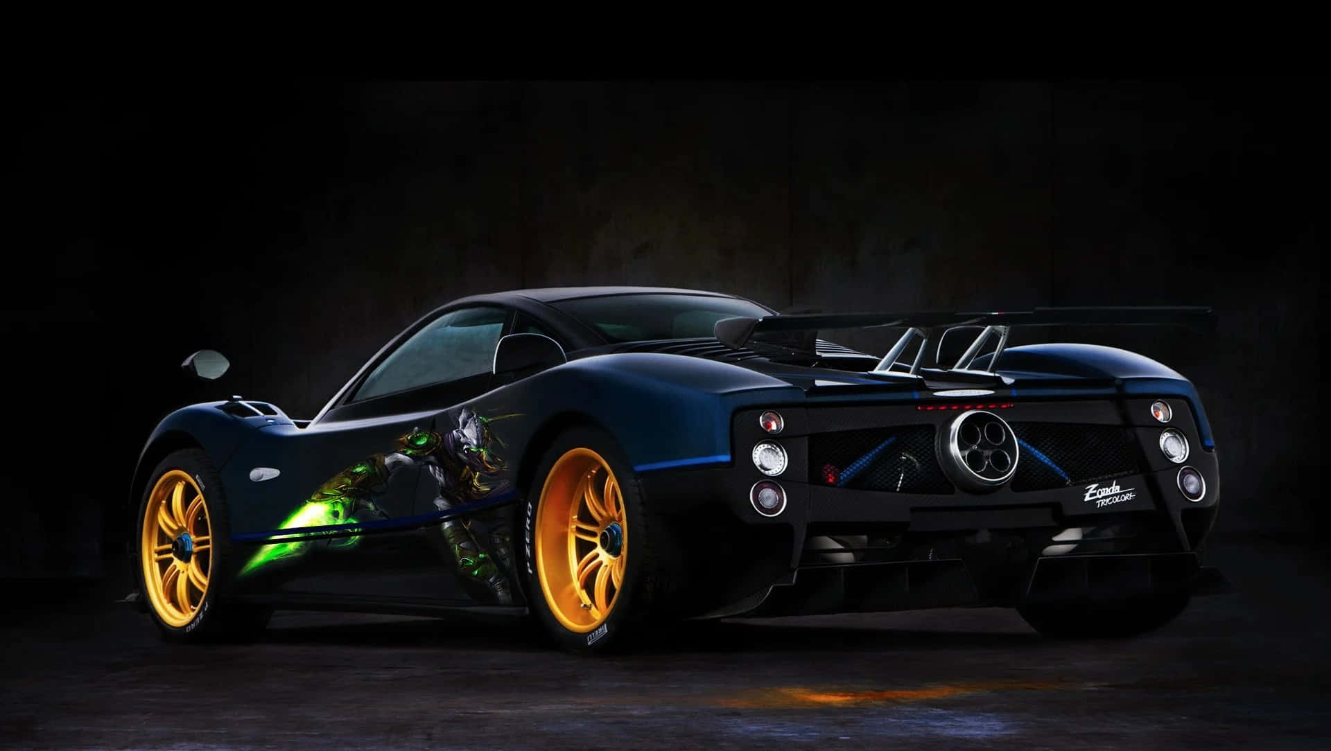 汽車 桌布 壁紙 — 一輛時尚的黑色Pagani Zonda，配備發光的金色輪圈和綠色龍形貼花，在昏暗的車庫中展示。