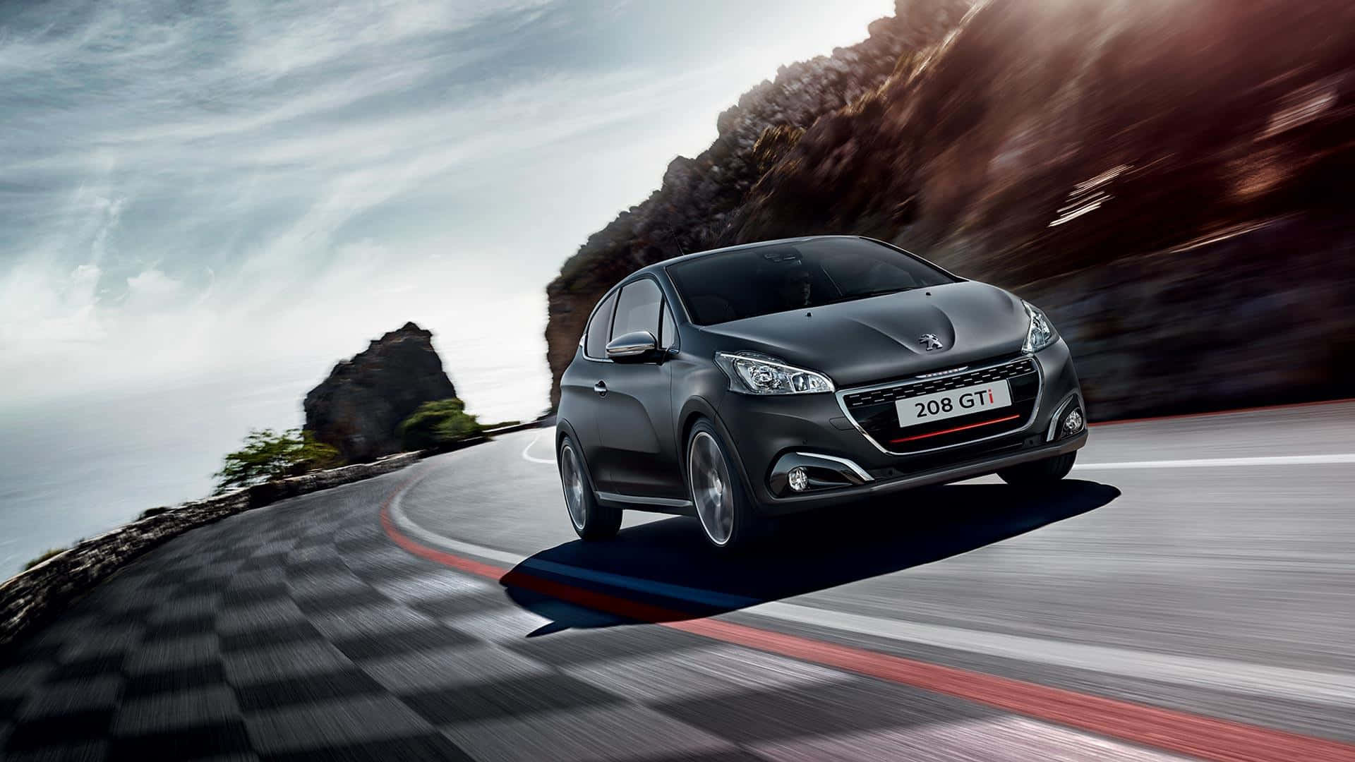 Peugeot 208 桌布 壁紙 — 一輛時尚的黑色Peugeot 208 GTI沿著海岸公路飛馳，背景是動態模糊和戲劇性的懸崖。