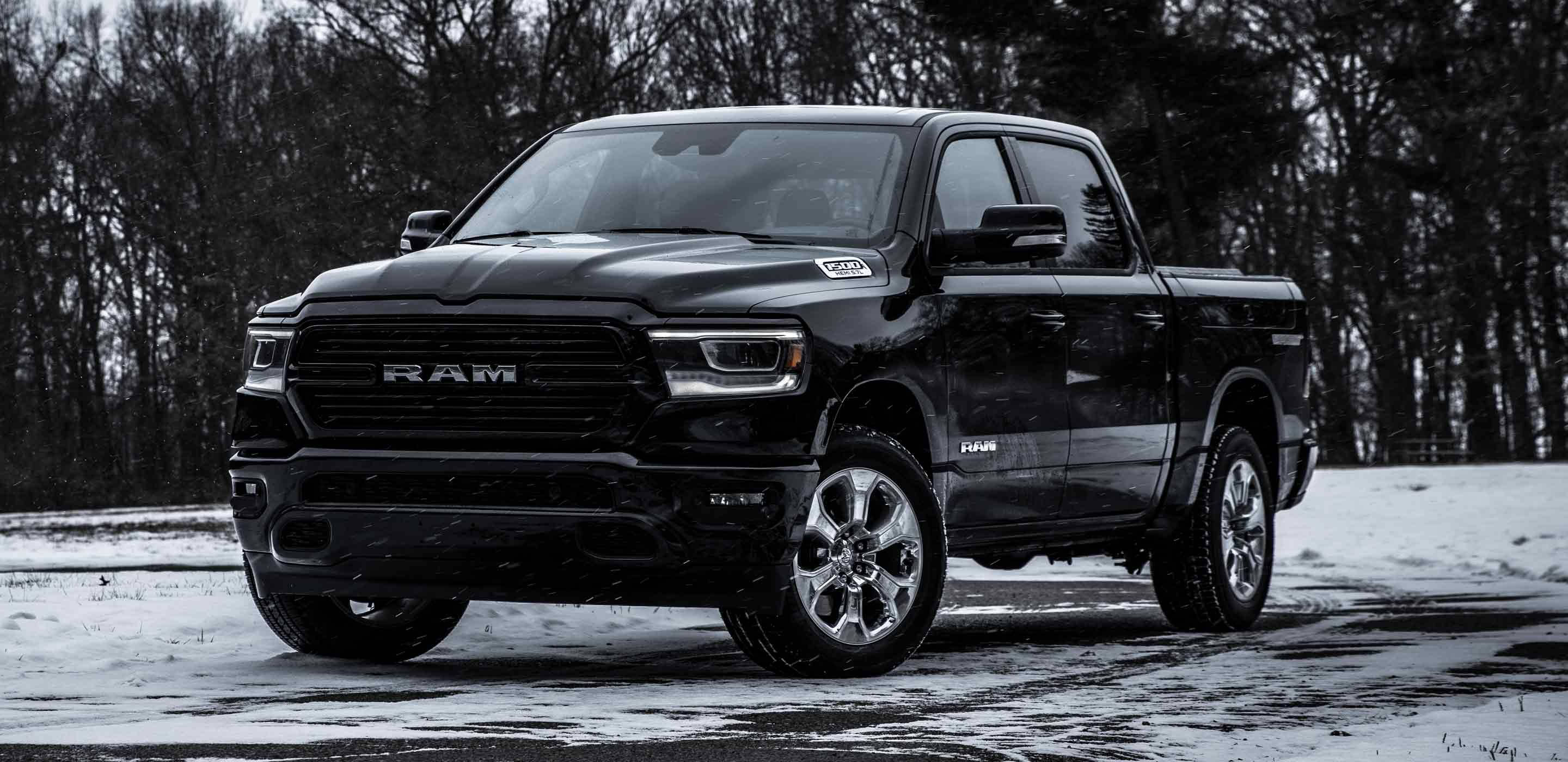 Truck 桌布 壁紙 — 一輛時尚的黑色Ram pickup卡車停在積雪的森林道路上，天空是暗淡的冬日色調。