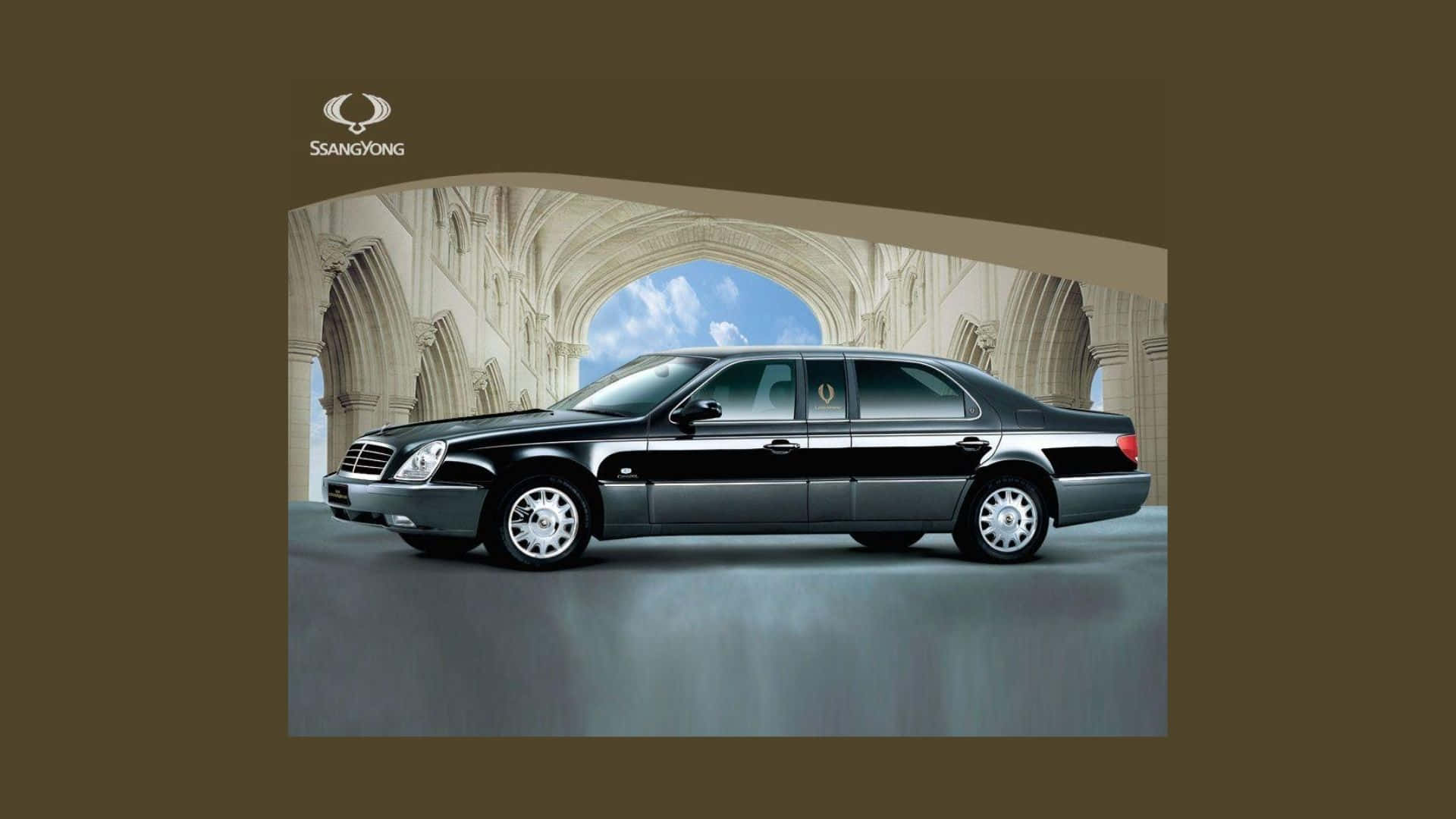 Ssangyong 桌布 壁紙 — 一輛時尚的黑色SsangYong豪華轎車停放在一個巨大的石拱門下，透過拱門可以看到藍天。