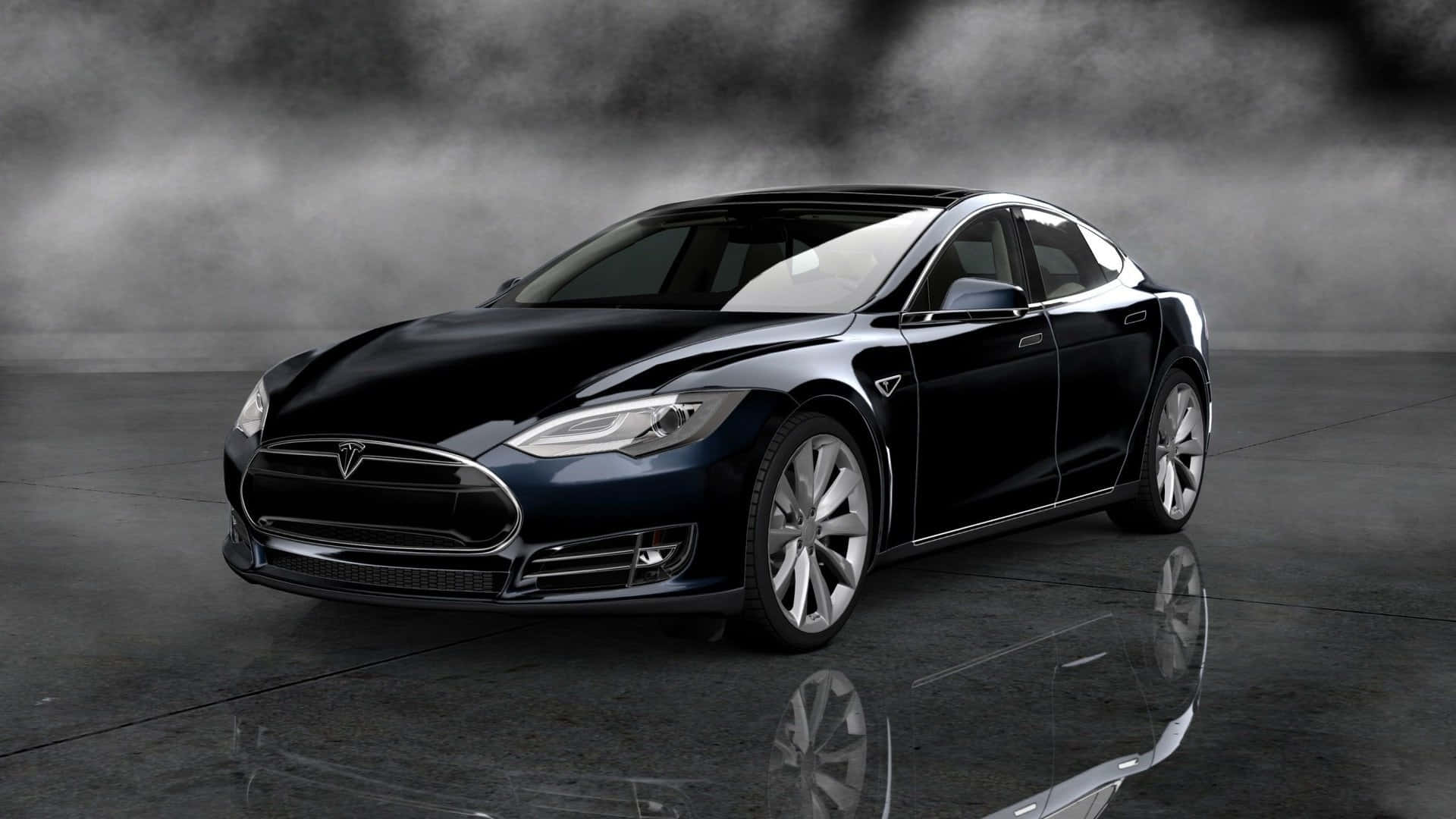 特斯拉 桌布 壁紙 — 一輛時尚的黑色Tesla Model S在戲劇性的攝影棚燈光下閃閃發光，霧氣在其反光表面周圍旋轉。