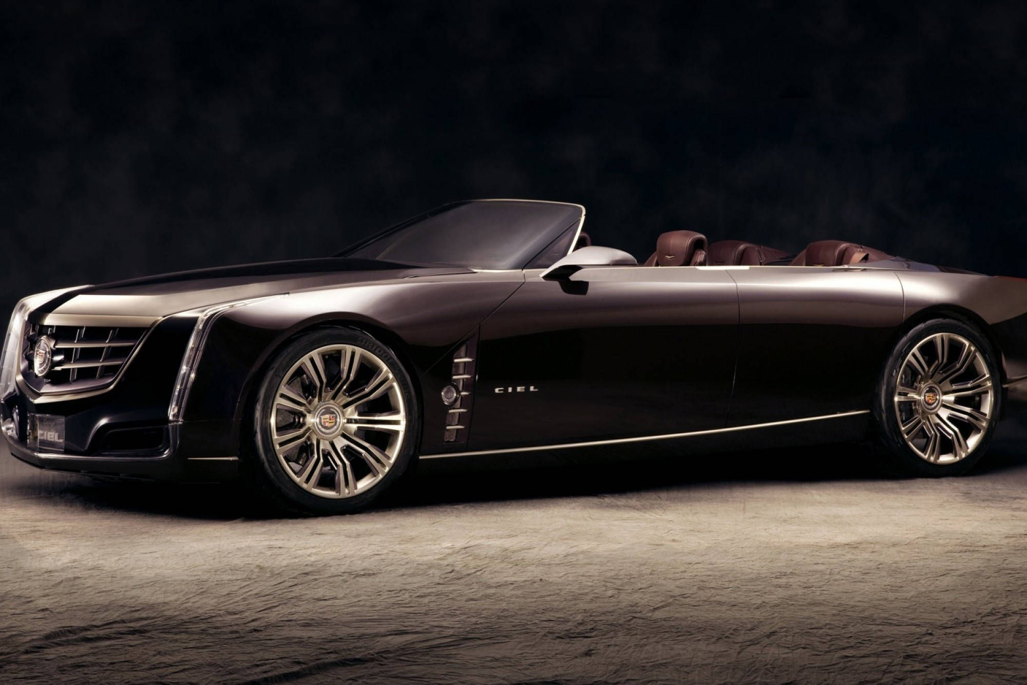 Cadillac 桌布 壁紙 — 一輛時尚的黑色凱迪拉克Ciel敞篷車，配備鍍鉻輪圈和棕色皮革座椅，在戲劇性的攝影棚燈光下閃耀。