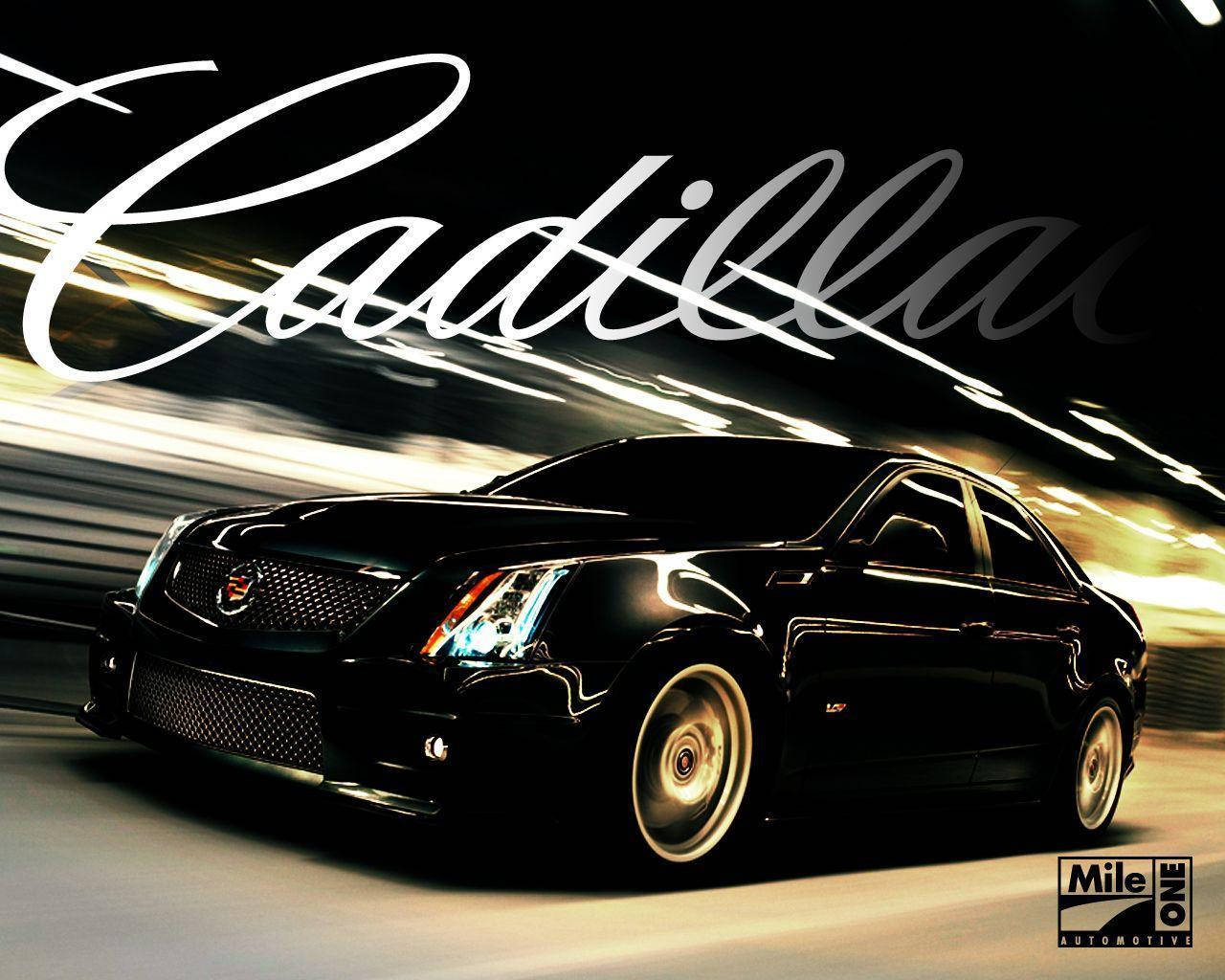 Cadillac 桌布 壁紙 — 一輛時尚的黑色凱迪拉克轎車在模糊的城市夜景中疾馳，伴隨著發光的燈光條紋和上方一個大型白色標誌。