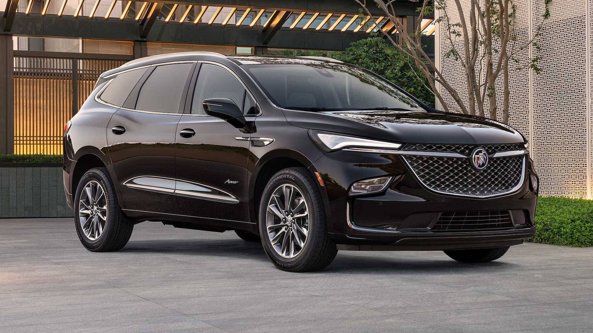 Buick 桌布 壁紙 — 一輛時尚的黑色別克SUV停在現代混凝土車道上，溫暖的環境照明下。