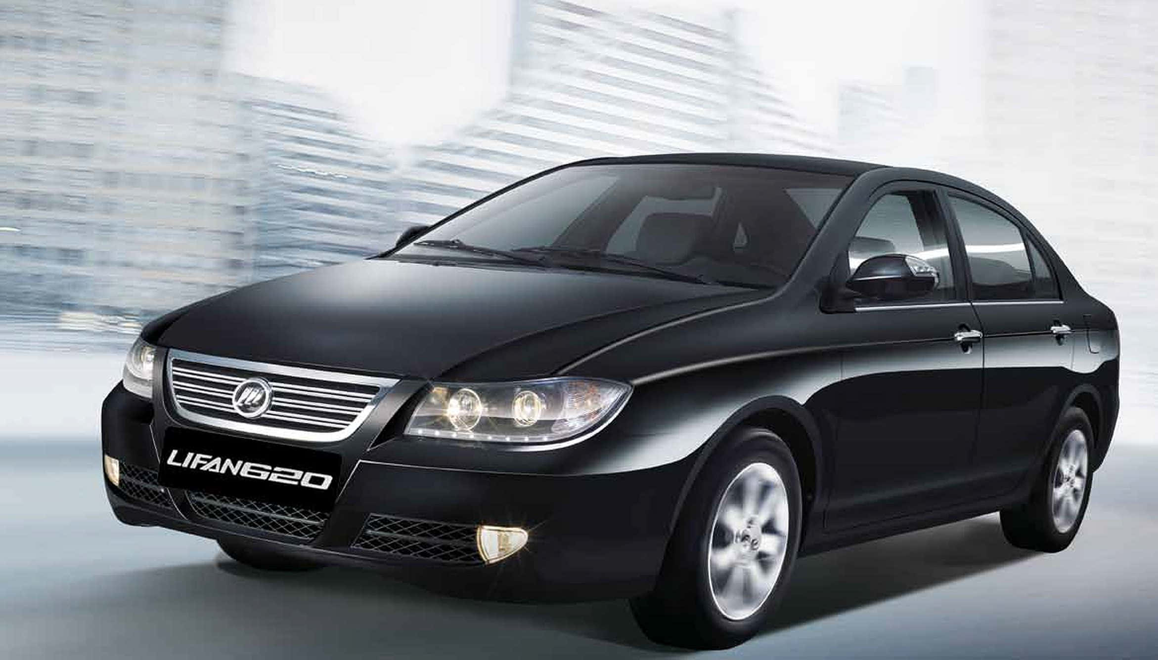 Lifan 桌布 壁紙 — 一輛時尚的黑色力帆20轎車在模糊的城市景觀中滑行，動態模糊強調了速度和現代設計。