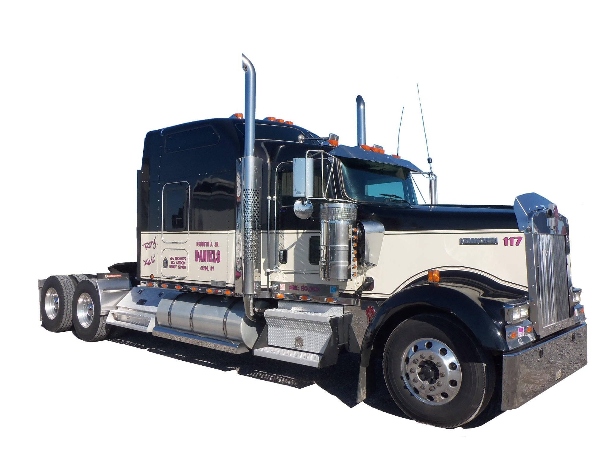 Kenworth W900 桌布 壁紙 — 一輛時尚的黑色和奶油色半掛卡車，帶有鍍鉻裝飾和定制貼花，孤立在純白色背景上。