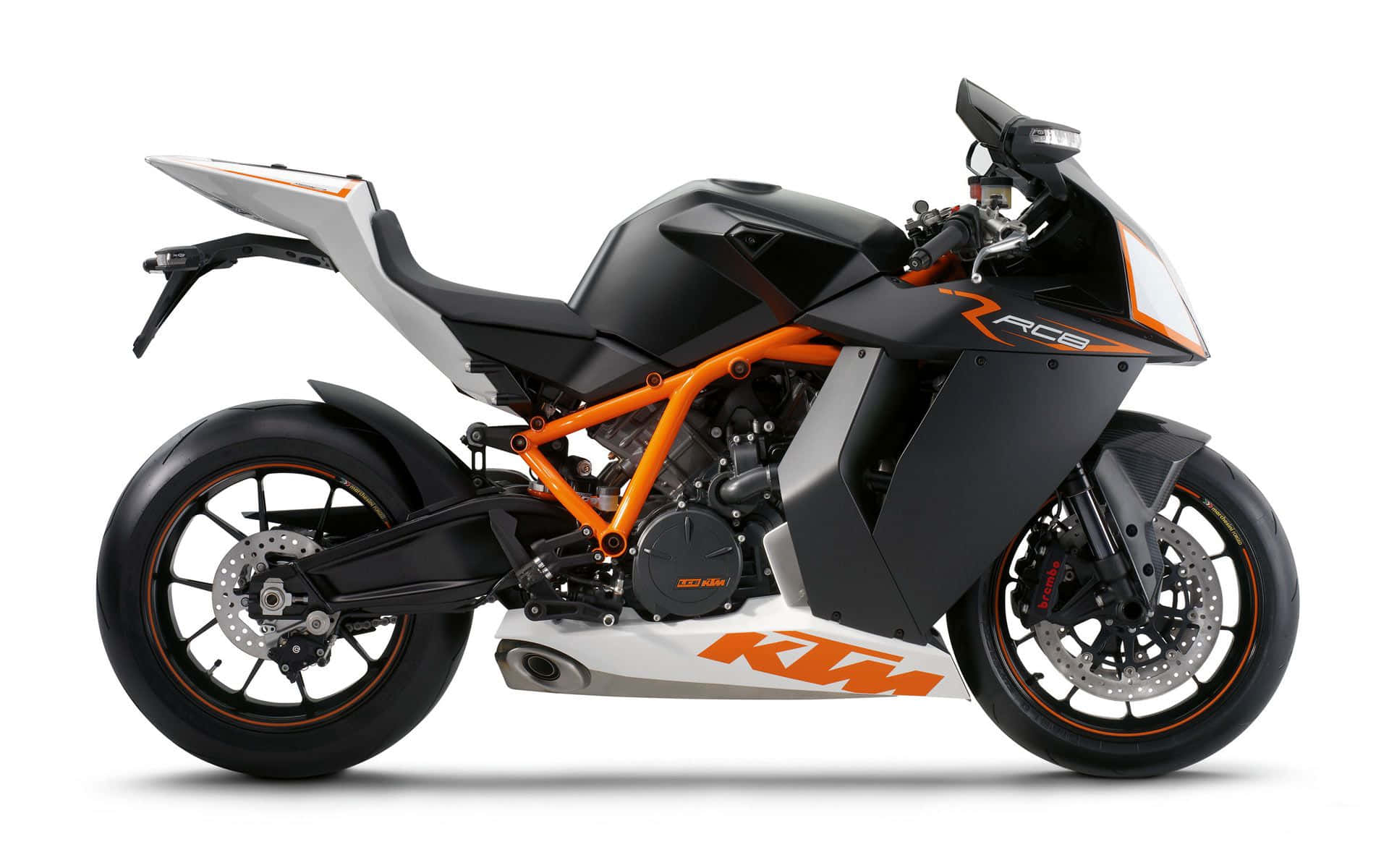 Ktm Bike 桌布 壁紙 — 一輛時尚的黑色和橙色KTM RC8運動機車，在純白背景上以側面展示。