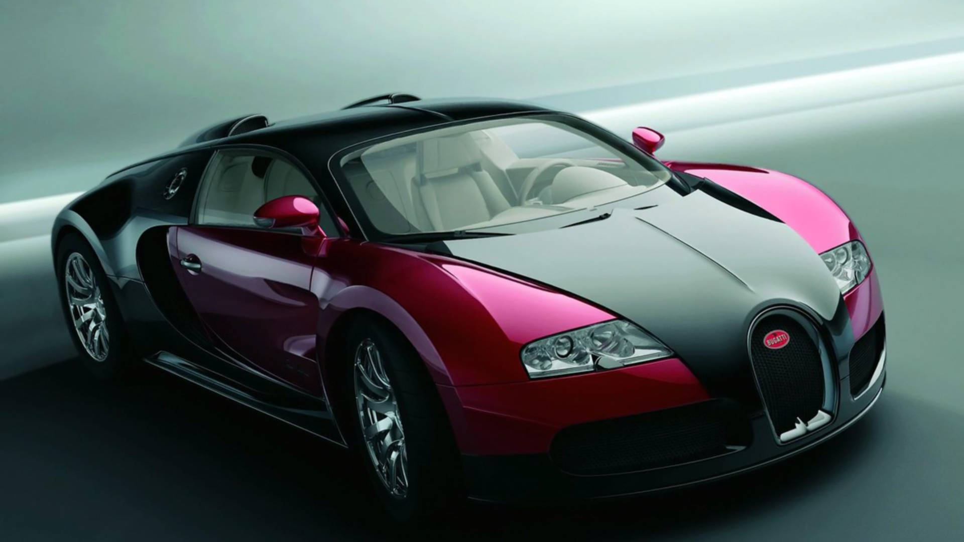 Cool Bugatti 桌布 壁紙 — 一輛時尚的黑色和洋紅色布加迪跑車在工作室燈光下閃閃發光，背景模糊動感。