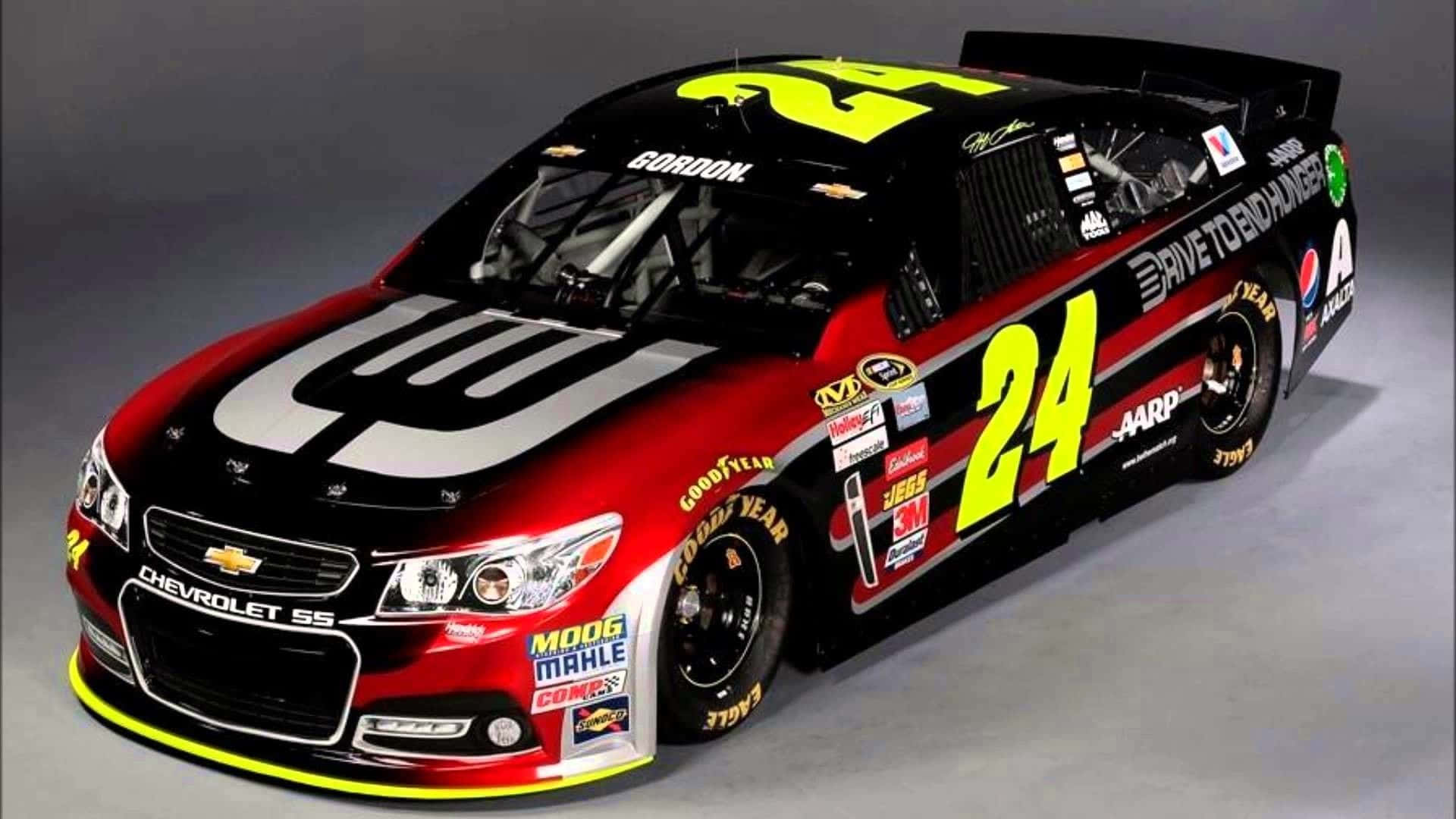 nascar 桌布 壁紙 — 一輛時尚的黑色和紅色NASCAR Chevrolet SS賽車，帶有24號和贊助商貼紙，背景為灰色工作室。
