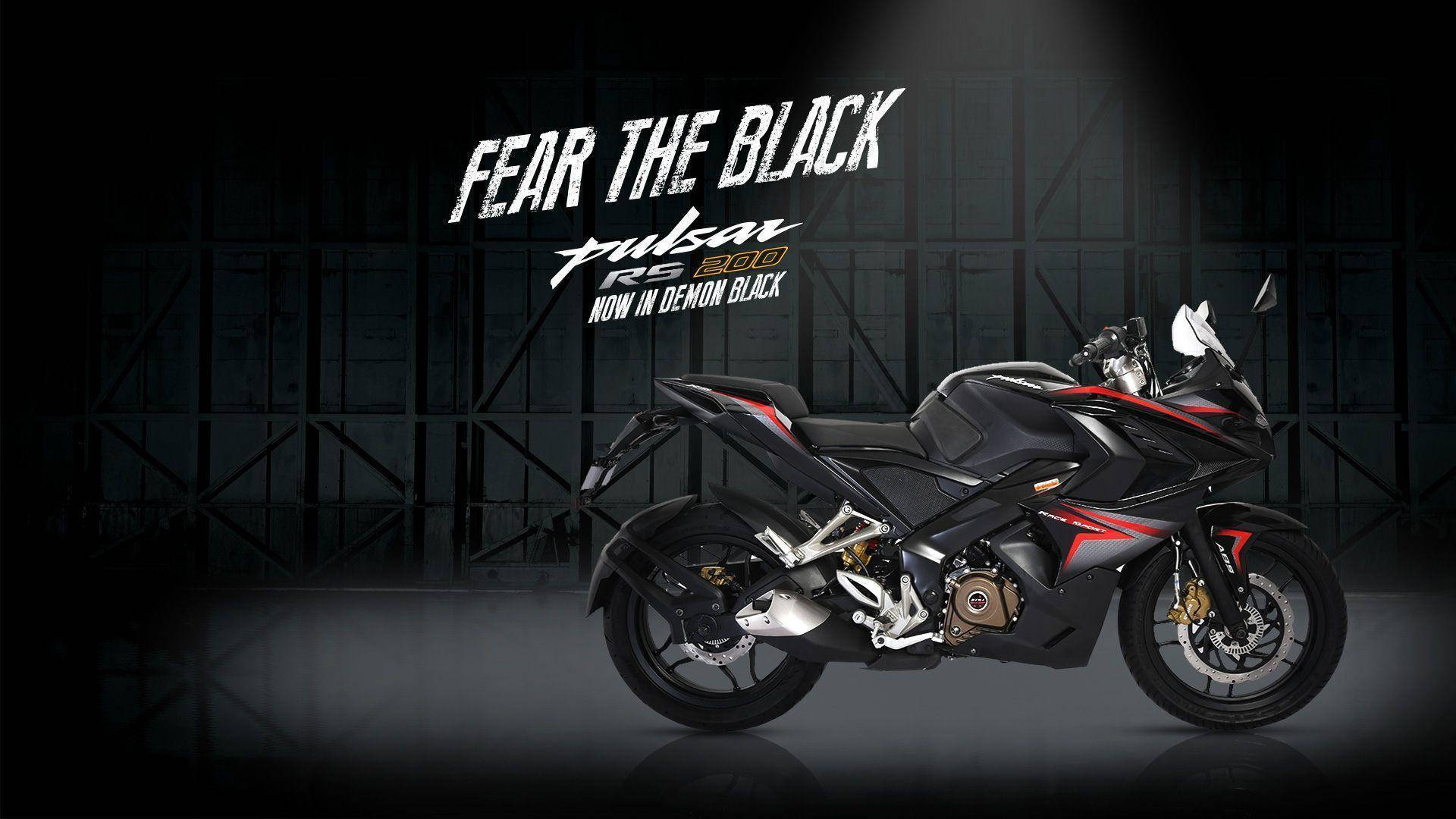 Racing 桌布 壁紙 — 一輛時尚的黑色和紅色Pulsar RS 200機車，帶有金色點綴，在黑暗的工業背景下被聚光燈照射，並帶有粗體文字。