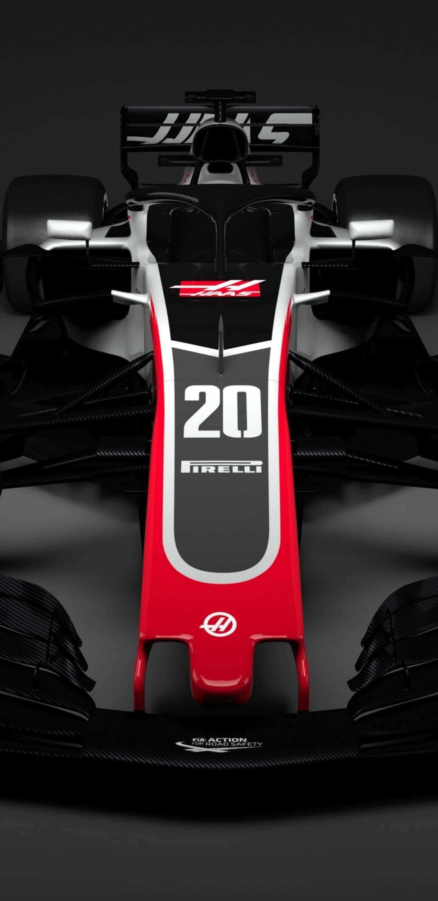 Formula 1 桌布 壁紙 — 一輛時尚的黑色和紅色一級方程式賽車，帶有20號和Pirelli品牌標誌，從正上方在深色工作室背景下觀看。