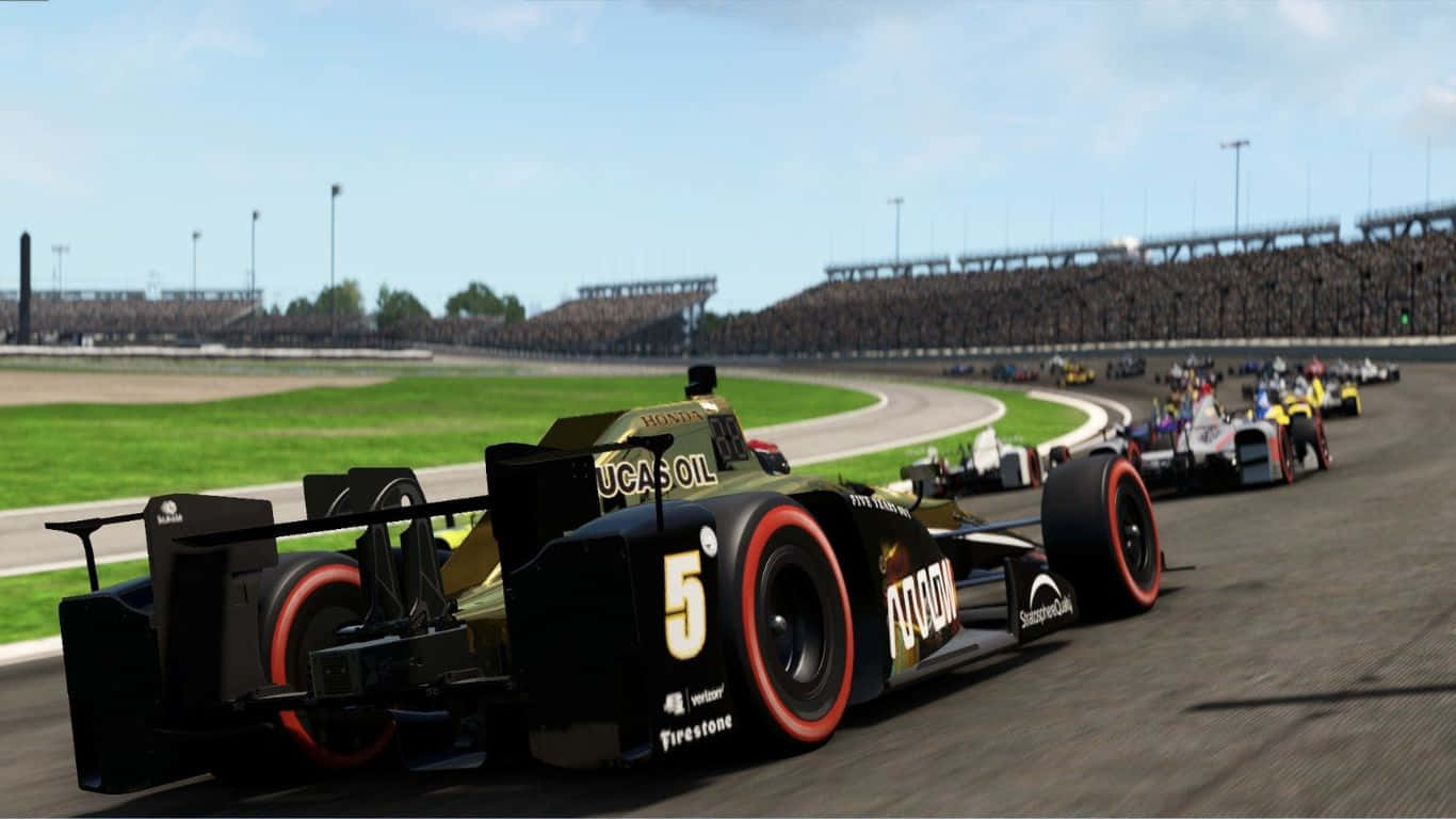 Motorsport 桌布 壁紙 — 一輛時尚的黑色和金色賽車，號碼5，在陽光明媚的賽道上疾馳，競爭對手在晴朗的藍天下緊隨其後。