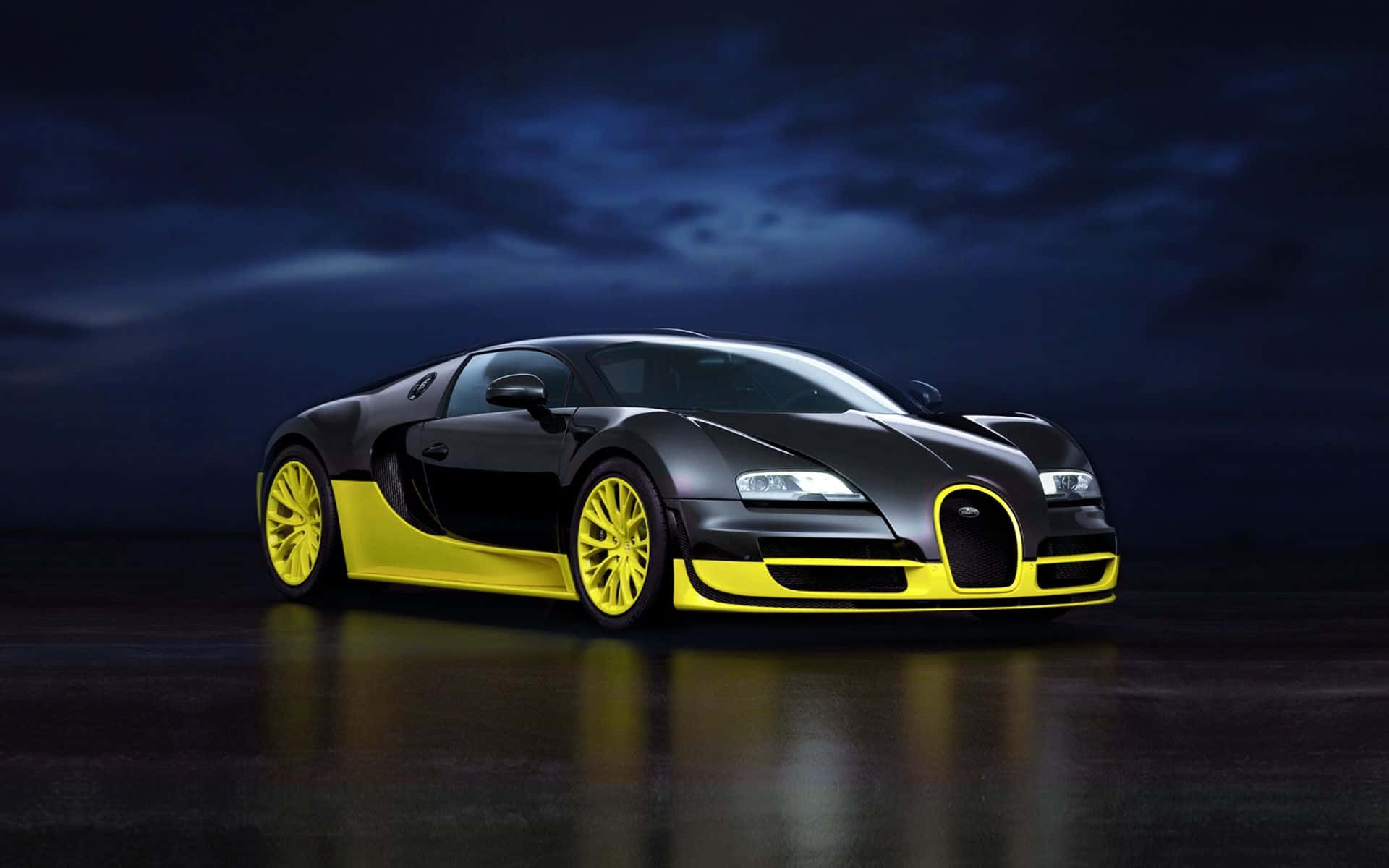 Best Bugatti 桌布 壁紙 — 一輛時尚的黑色和黃色布加迪超級跑車在戲劇性的夜間燈光下，在潮濕的反光表面上閃閃發光。