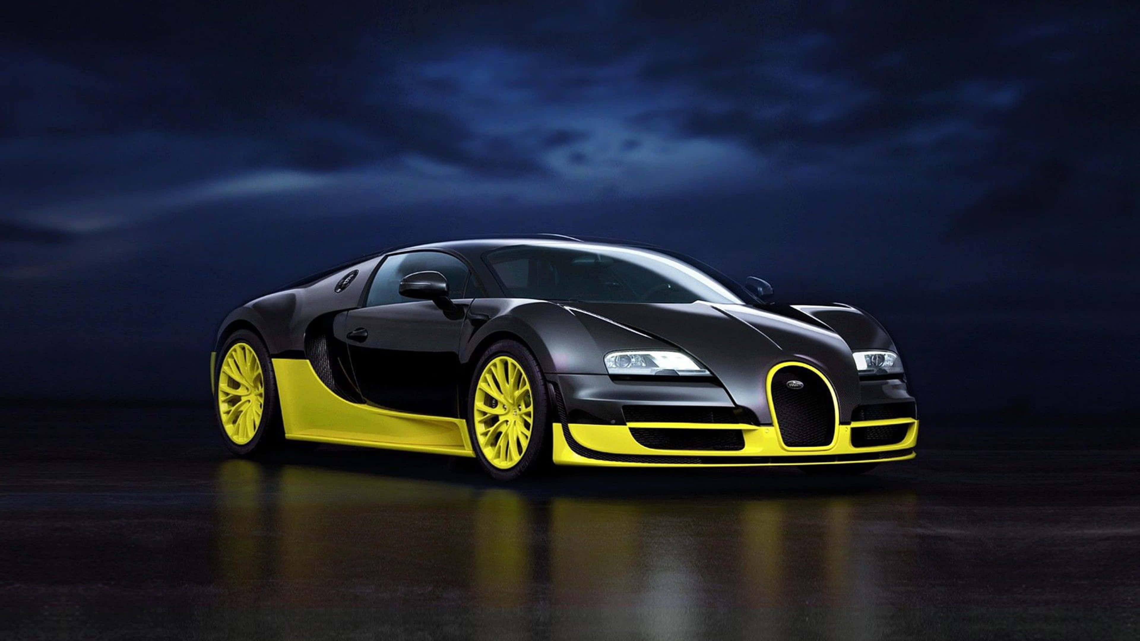 bugatti iPhone 桌布 壁紙 — 一輛時尚的黑色和黃色布加迪超級跑車在暴風雨的天空下，在戲劇性的夜間燈光下閃閃發光。