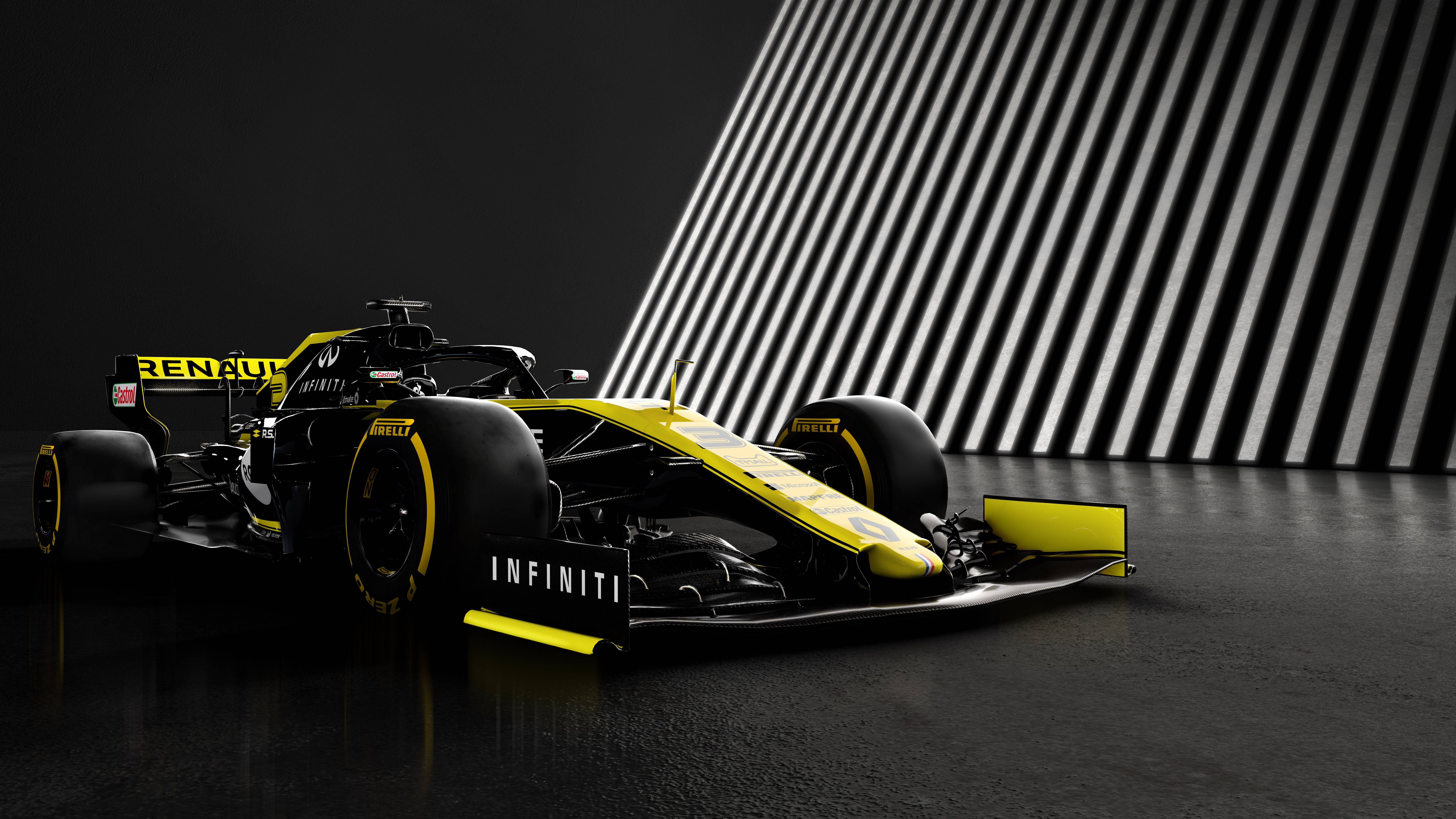 Formula One 桌布 壁紙 — 一輛時尚的黑色和黃色雷諾F1賽車在極簡主義工作室中，在戲劇性的對角線燈光下閃閃發光。