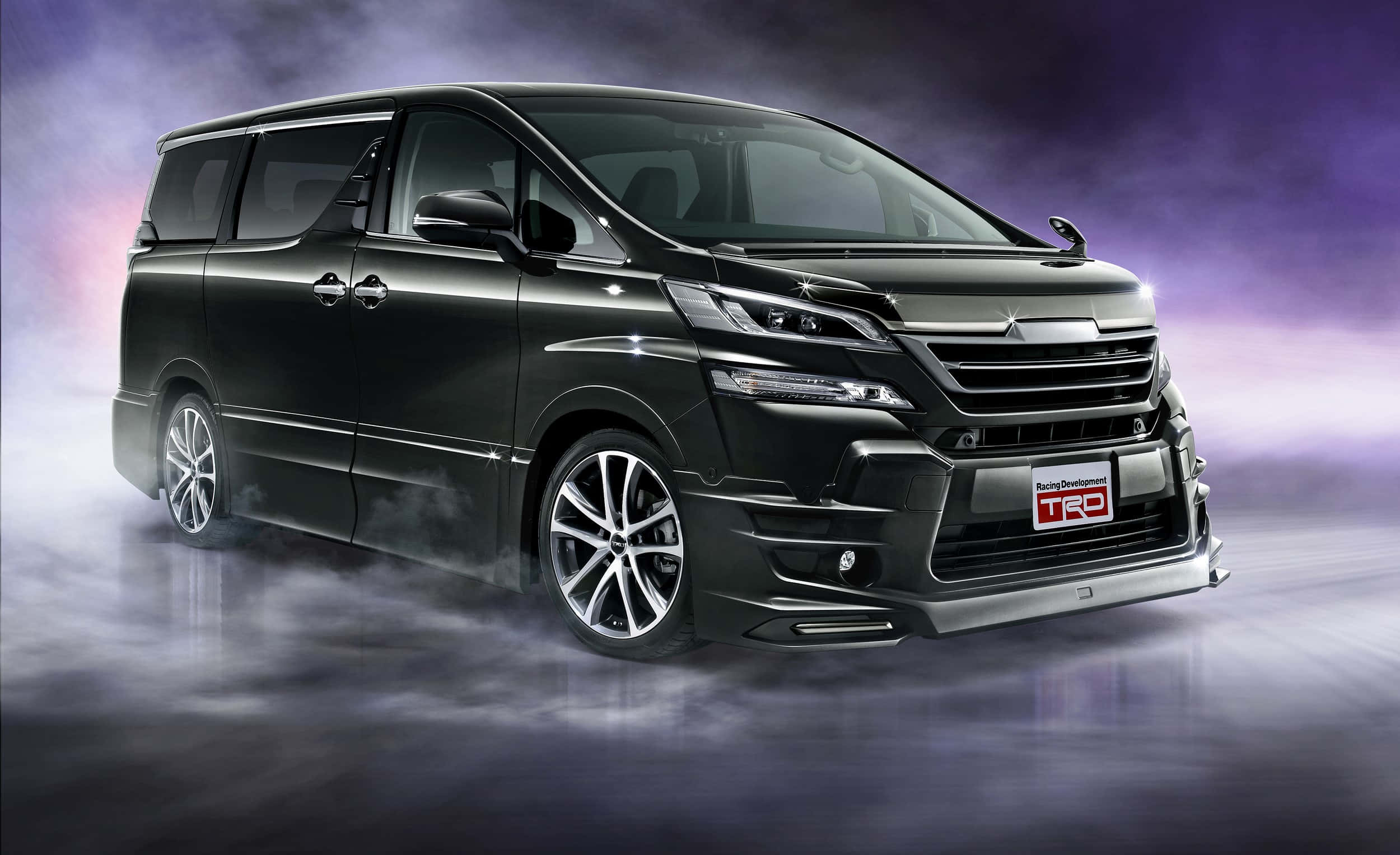 Black Car 4K 桌布 壁紙 — 一輛時尚的黑色小型貨車，配備定制輪圈和TRD徽章，在戲劇性的紫色燈光下穿過薄霧。