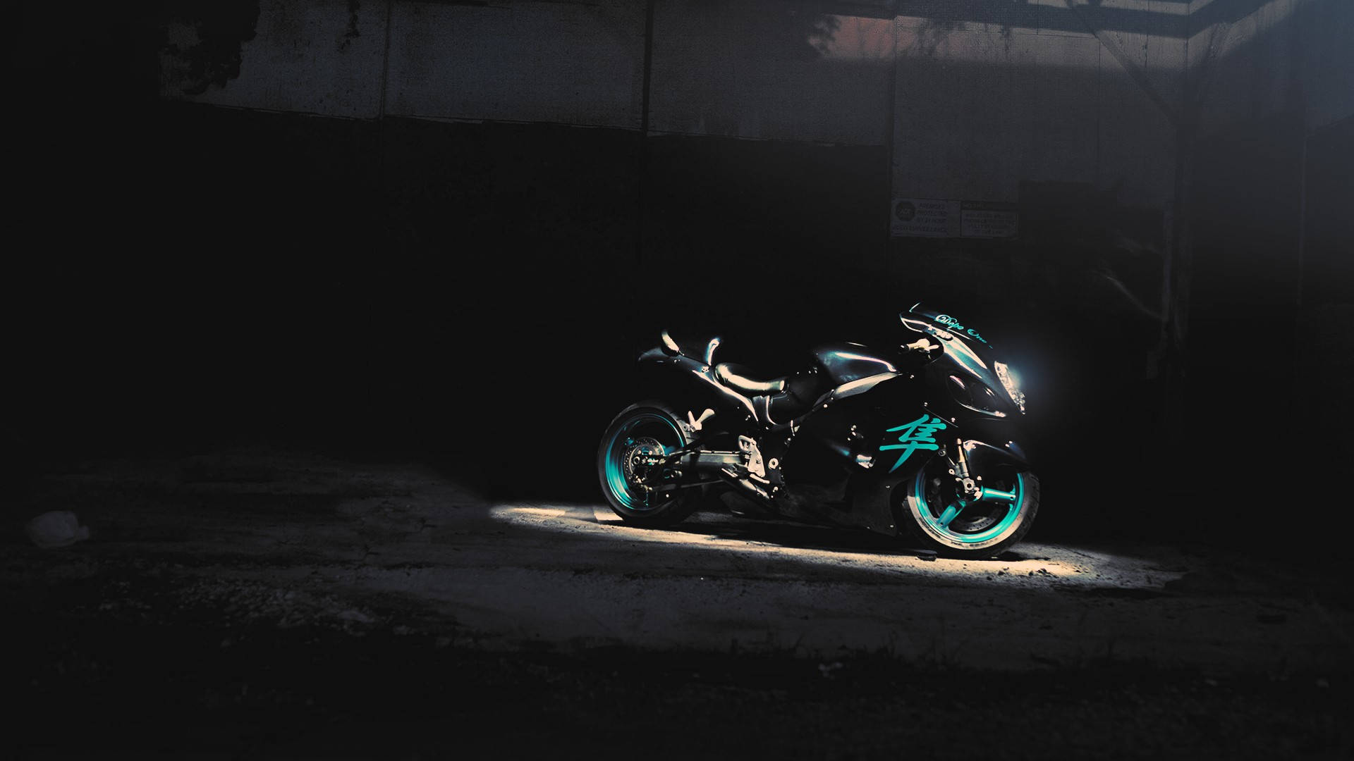 motorbike 桌布 壁紙 — 一輛時尚的黑色摩托車，帶有發光的青綠色點綴，在夜晚黑暗的城市小巷中被單一聚光燈戲劇性地照亮。