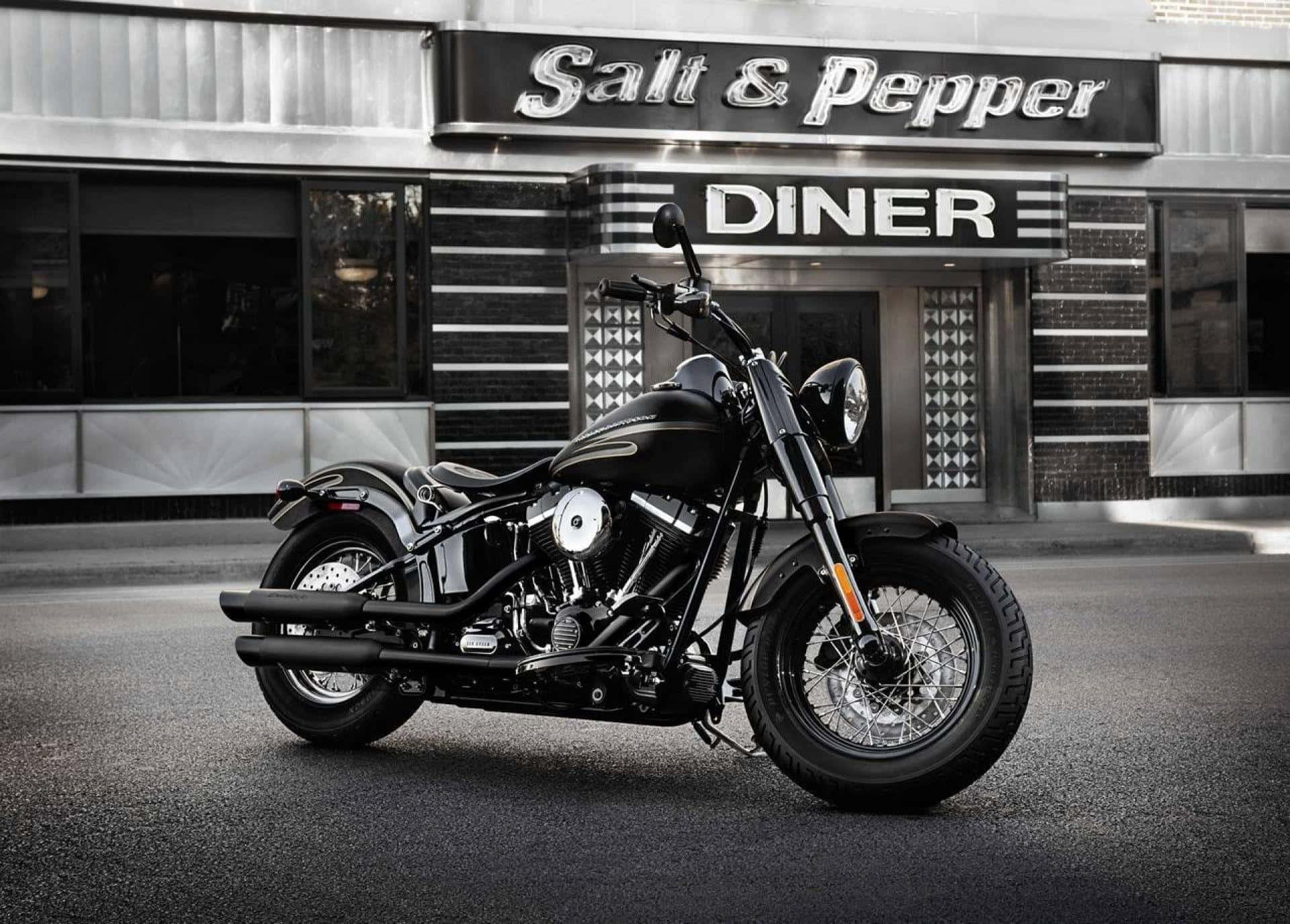 Harley Davidson HD 桌布 壁紙 — 一輛時尚的黑色摩托車停在一間帶有「Salt & Pepper」標誌的復古餐廳前。