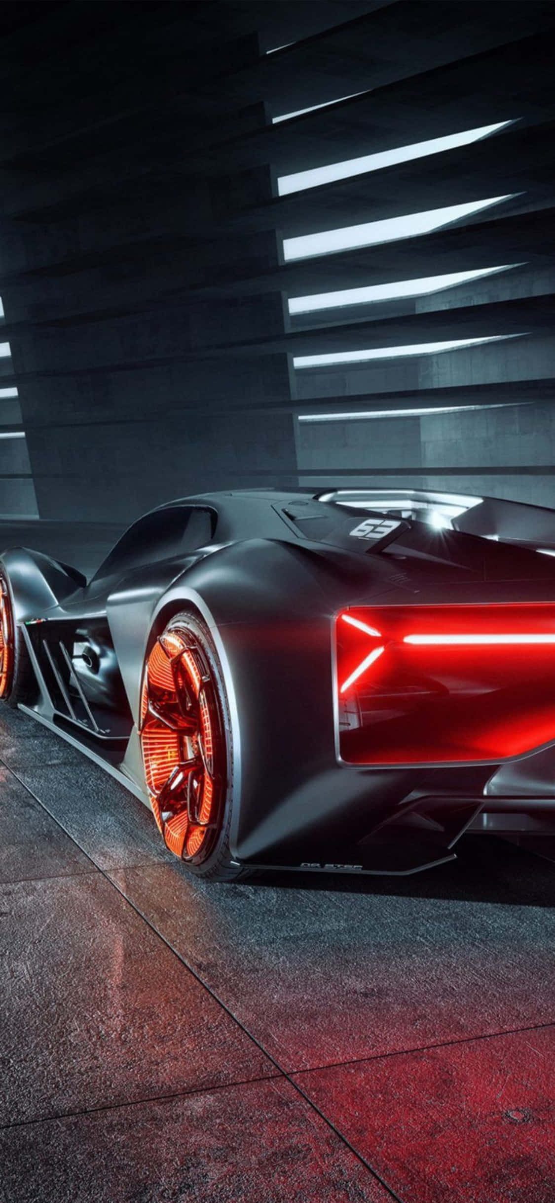 iPhone X Lamborghini 桌布 壁紙 — 一輛時尚的黑色未來主義跑車，帶有發光的紅色尾燈和橙色車輪，停在光線昏暗的現代車庫中。
