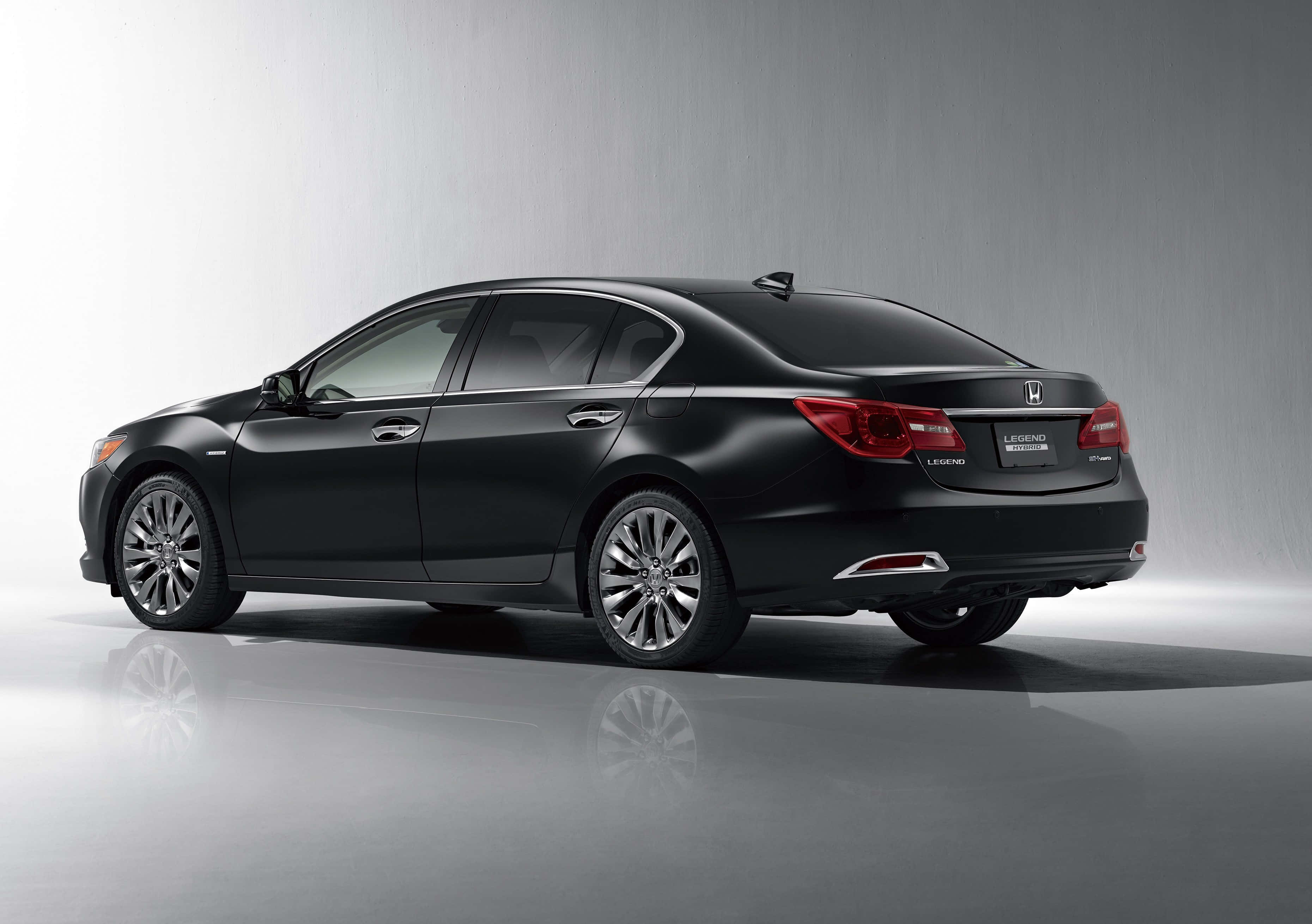 Honda Legend 桌布 壁紙 — 一輛時尚的黑色本田Legend轎車，在攝影棚燈光下展示，配有反光地板和灰色背景。