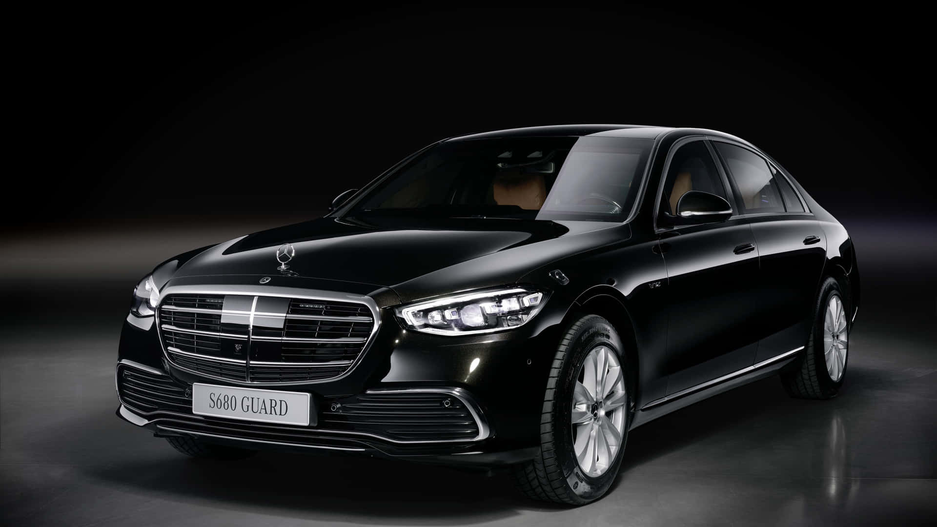 攝影棚燈光下的黑色梅賽德斯 S680 Guard 豪華轎車。