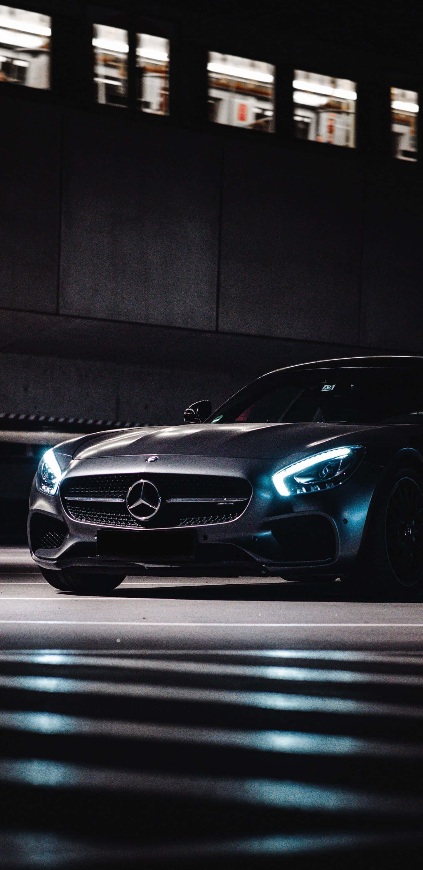 Mercedes 桌布 壁紙 — 一輛時尚的黑色梅賽德斯跑車在夜晚黑暗的城市隧道中，在霓虹燈下閃耀。