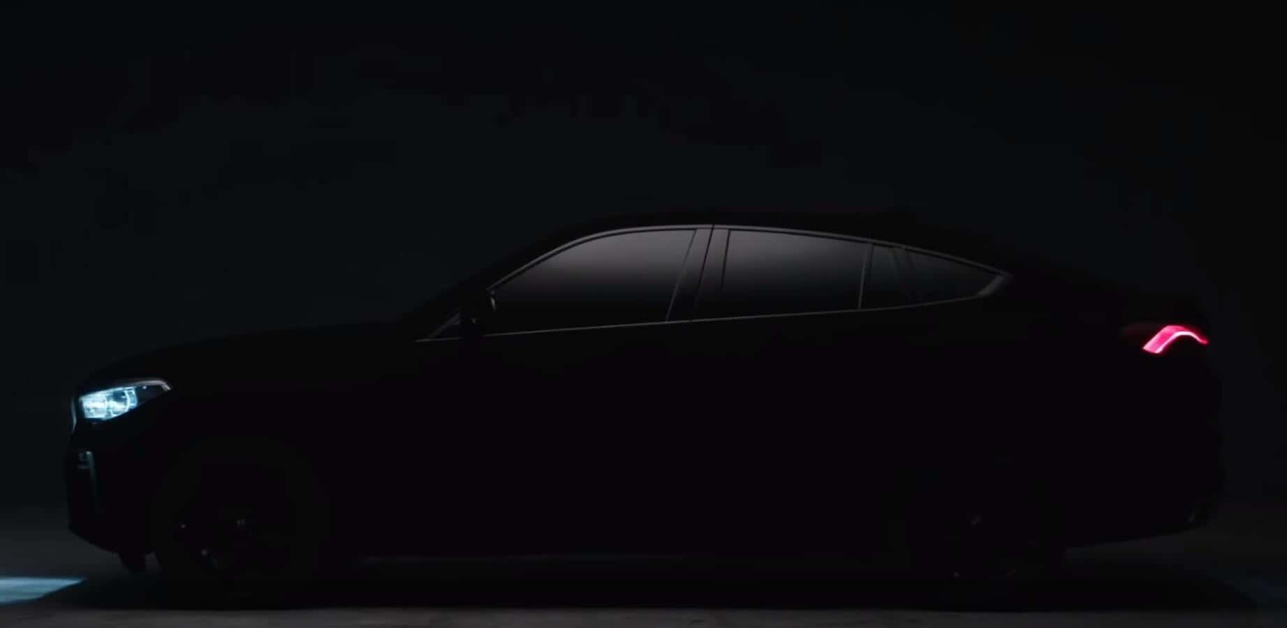 Vantablack 桌布 壁紙 — 一輛時尚的黑色汽車在黑暗的攝影棚背景下，車頭燈和尾燈發出光芒。