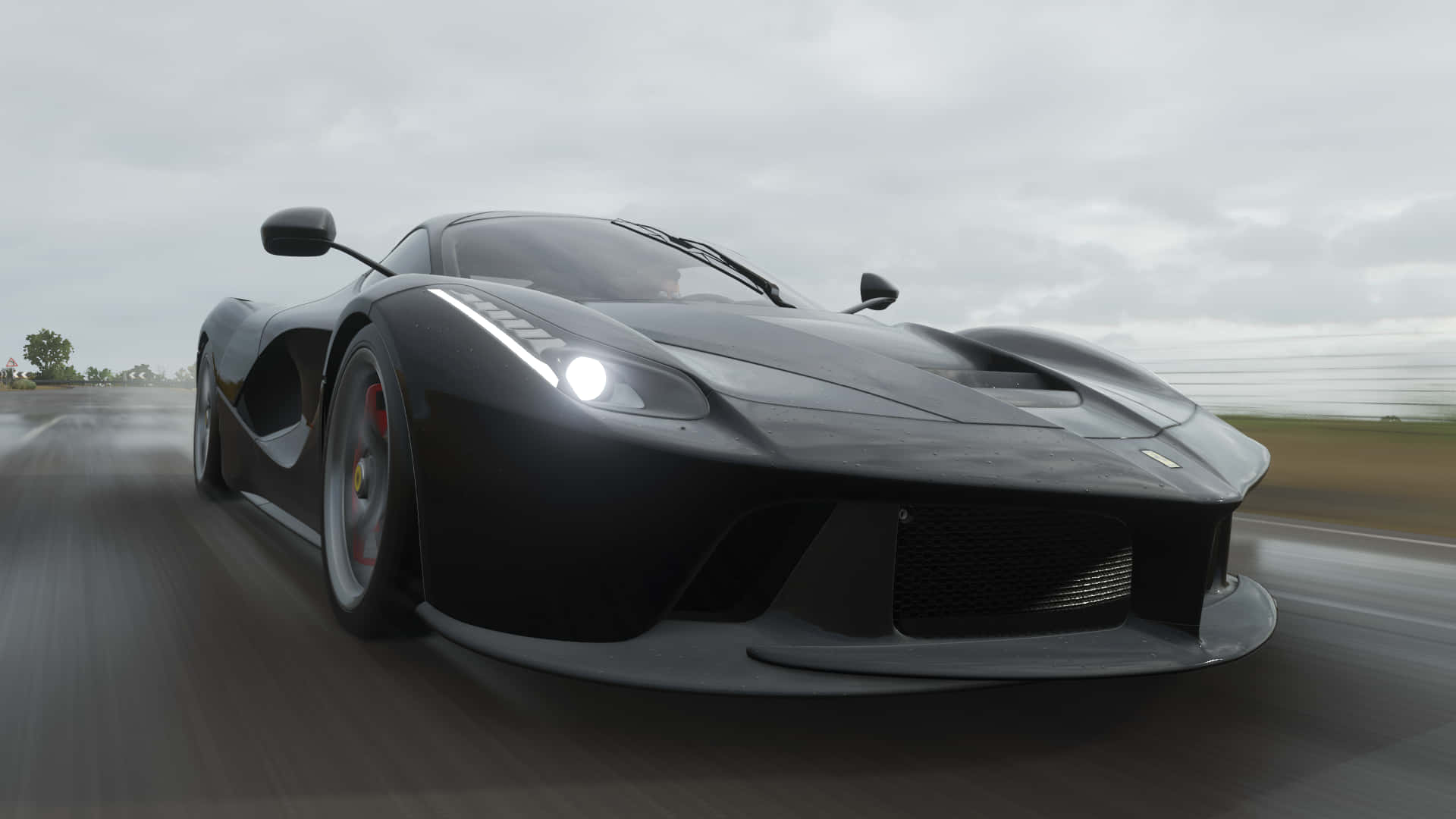 HD Forza Horizon 4 桌布 壁紙 — 一輛時尚的黑色法拉利LaFerrari在潮濕的道路上疾馳，天空陰沉，動態模糊強調了速度。