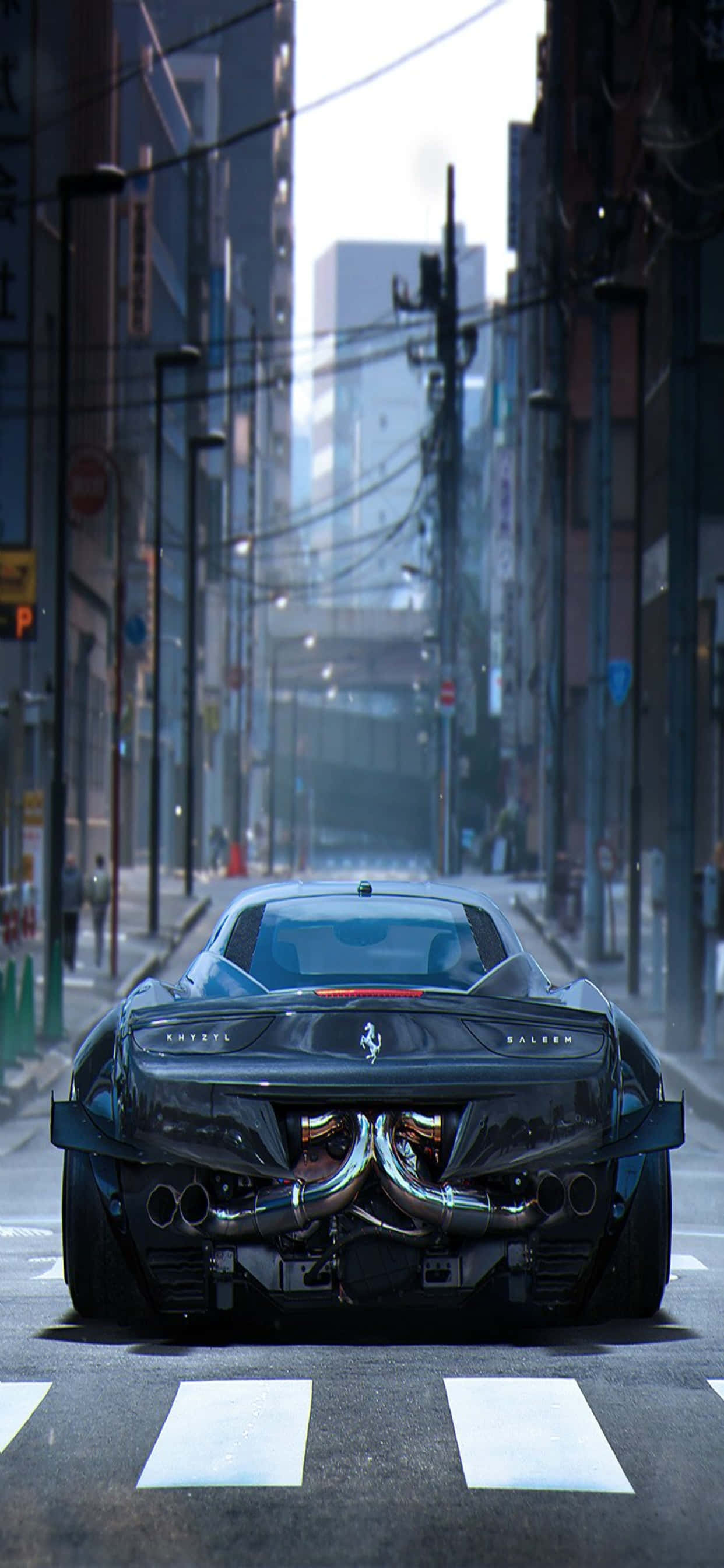 跑車 桌布 壁紙 — 一輛時尚的黑色法拉利停泊在狹窄的城市街道上，高聳的建築物和架空電線框住了場景。