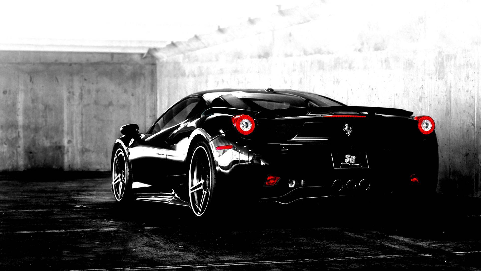 1920x1080 Ferrari 桌布 壁紙 — 一輛時尚的黑色法拉利跑車，帶有發光的紅色尾燈，停在高對比度黑白風格的混凝土高架橋下。