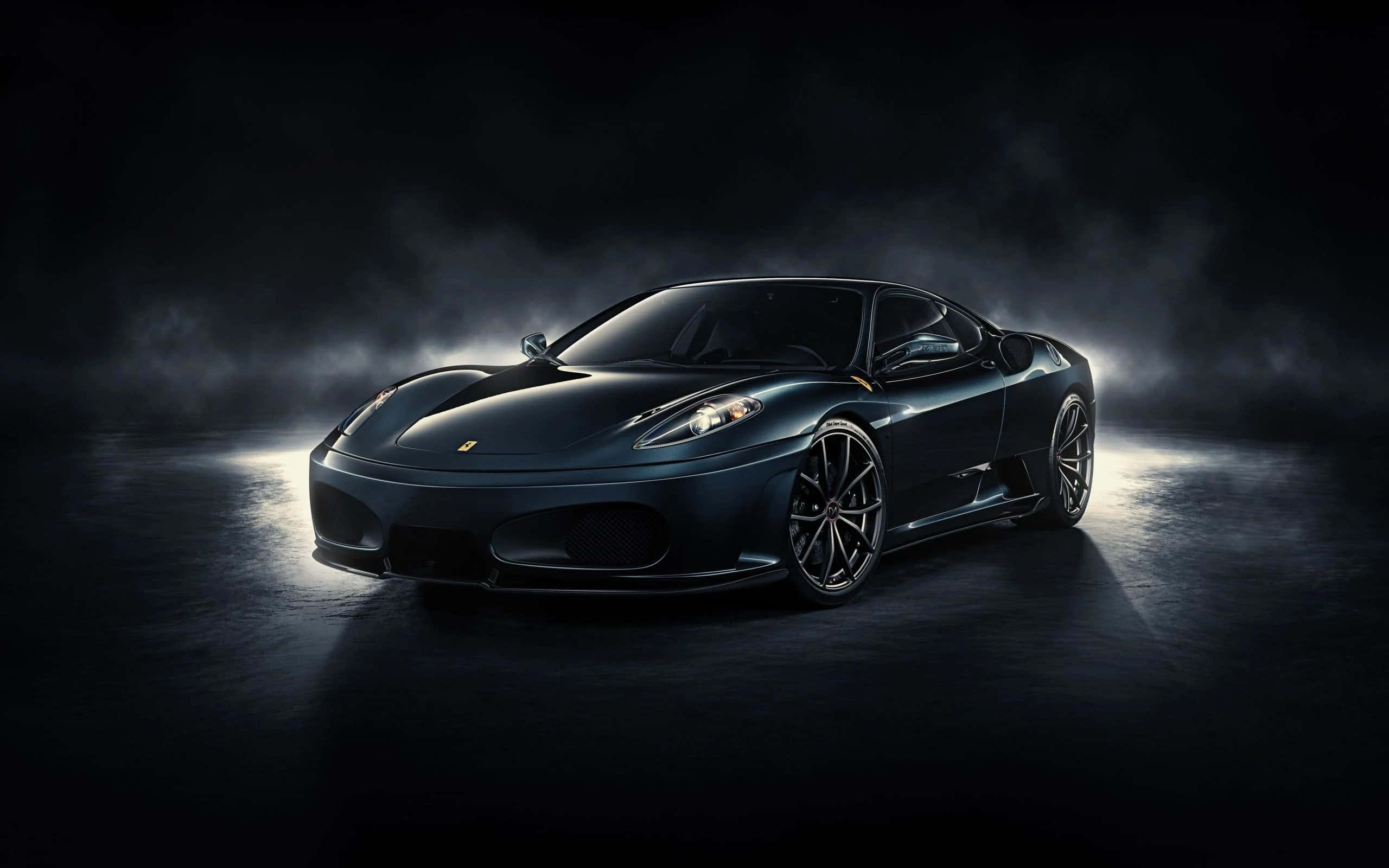 Black Car 桌布 壁紙 — 一輛時尚的黑色法拉利跑車在煙霧瀰漫的昏暗工作室中，在戲劇性的聚光燈下閃耀。