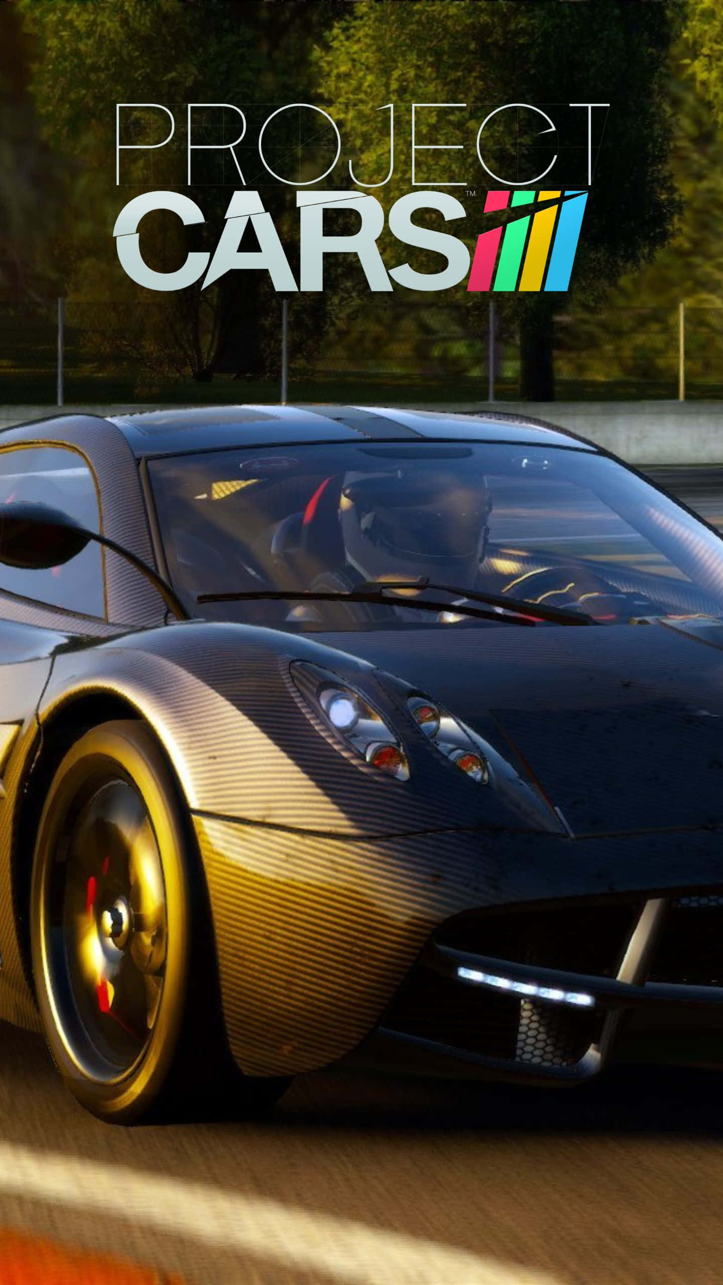 Android Project Cars 桌布 壁紙 — 一輛時尚的黑色碳纖維賽車在陽光明媚的賽道上疾馳，背景有樹木和 Project Cars III 標誌。