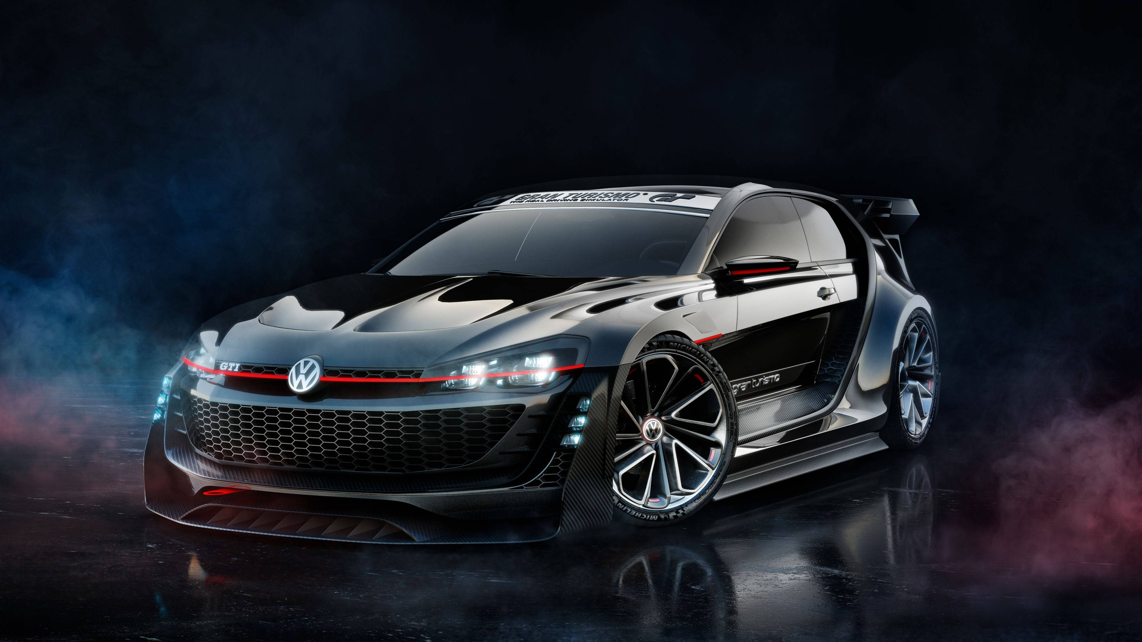福斯汽車 桌布 壁紙 — 一輛時尚的黑色福斯 GTI 賽車，帶有發光的頭燈和紅色點綴，戲劇性地站在煙霧瀰漫的黑暗中，反射著濕漉漉的路面。