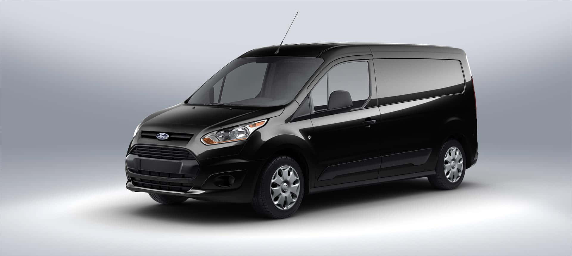Ford Transit 桌布 壁紙 — 一輛時尚的黑色福特 Transit Connect 客貨車在簡約風格的攝影棚中展示，配有柔和燈光和漸變灰色背景。