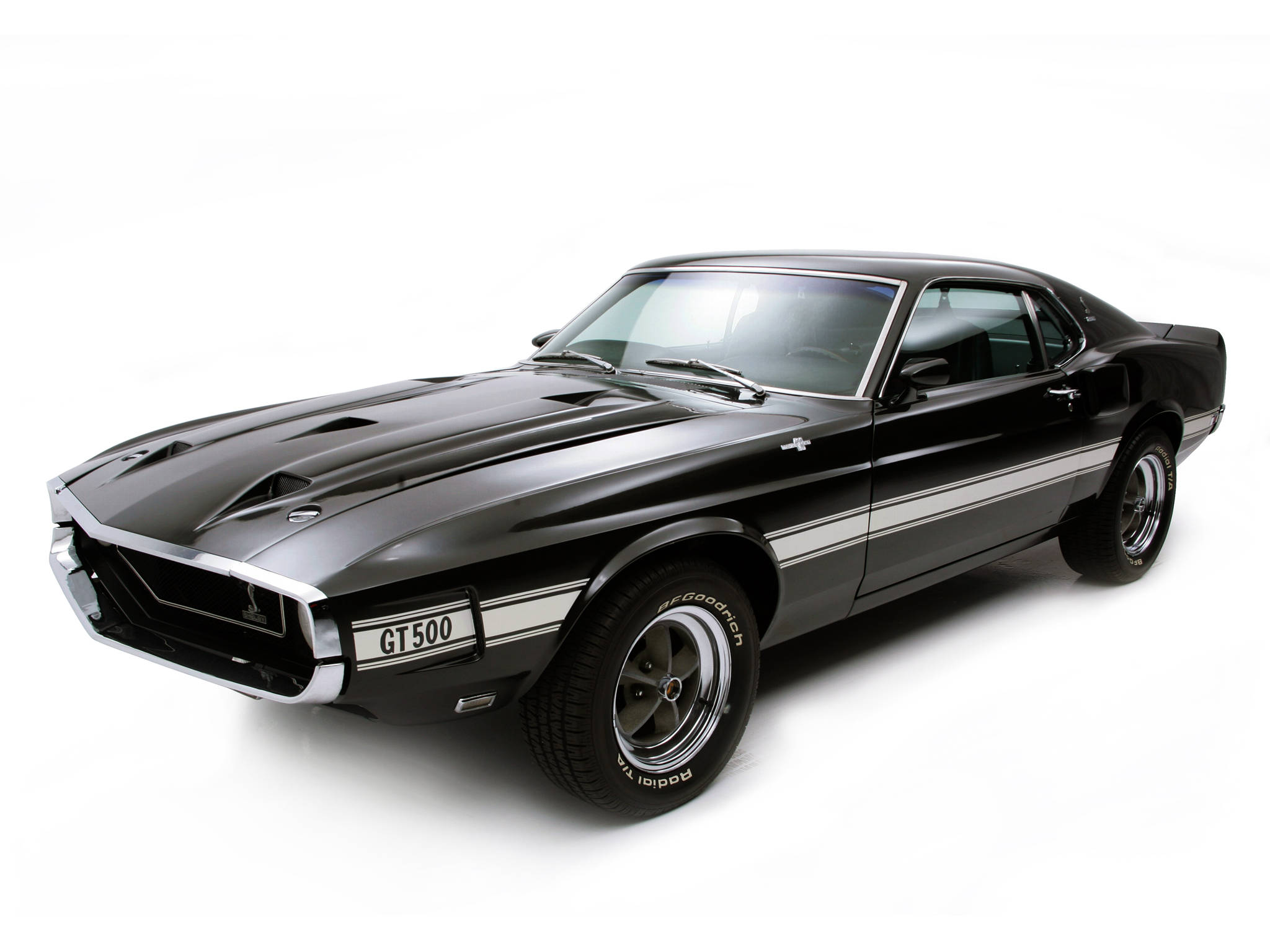 shelby iPhone 桌布 壁紙 — 一輛時尚的黑色福特Mustang GT500，帶有白色賽車條紋和鍍鉻裝飾，在純白背景前蓄勢待發。