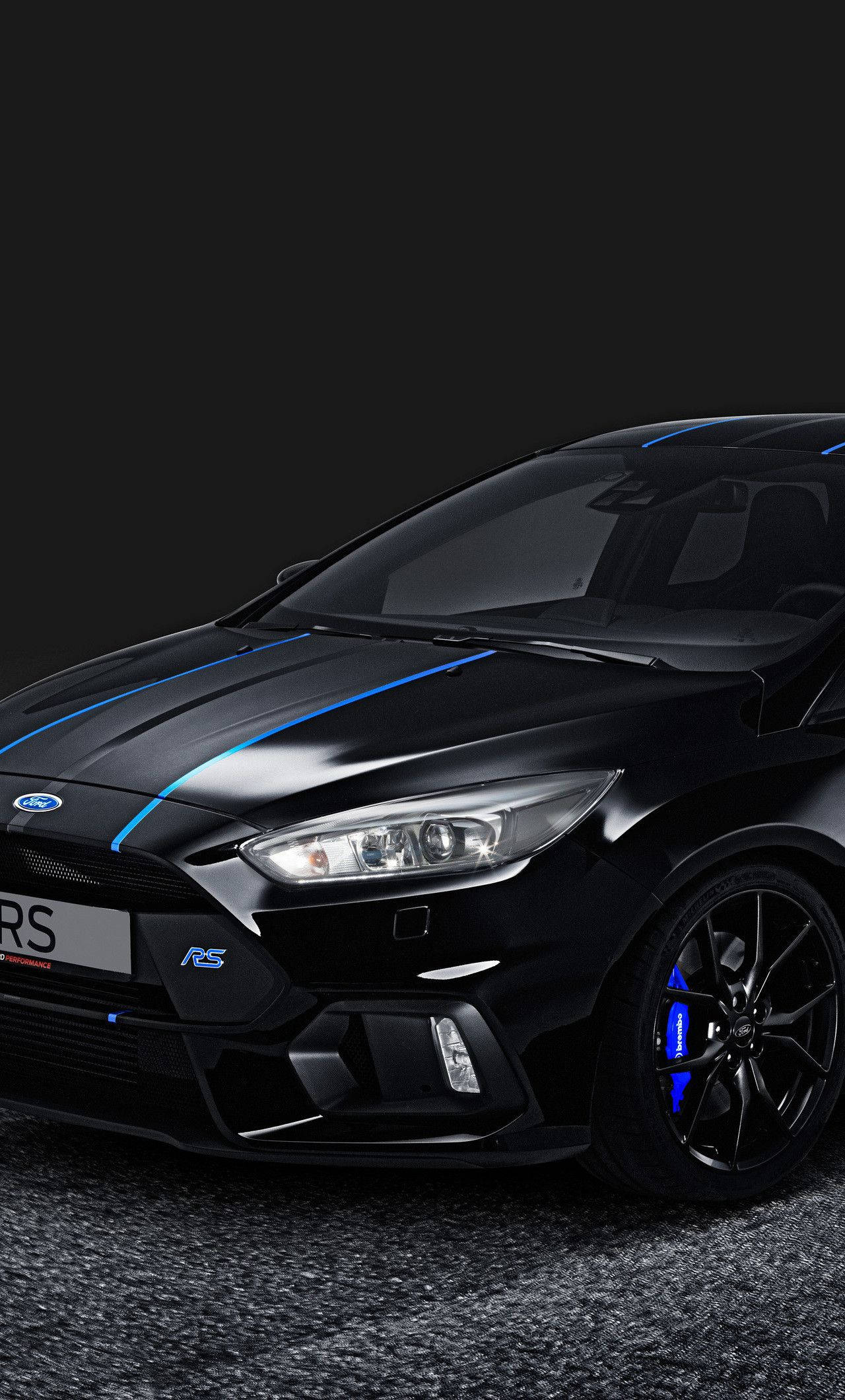 ford iPhone 桌布 壁紙 — 一輛時尚的黑色福特RS跑車，帶有發光的藍色飾件和制動卡鉗，傾斜在深色工作室背景前。
