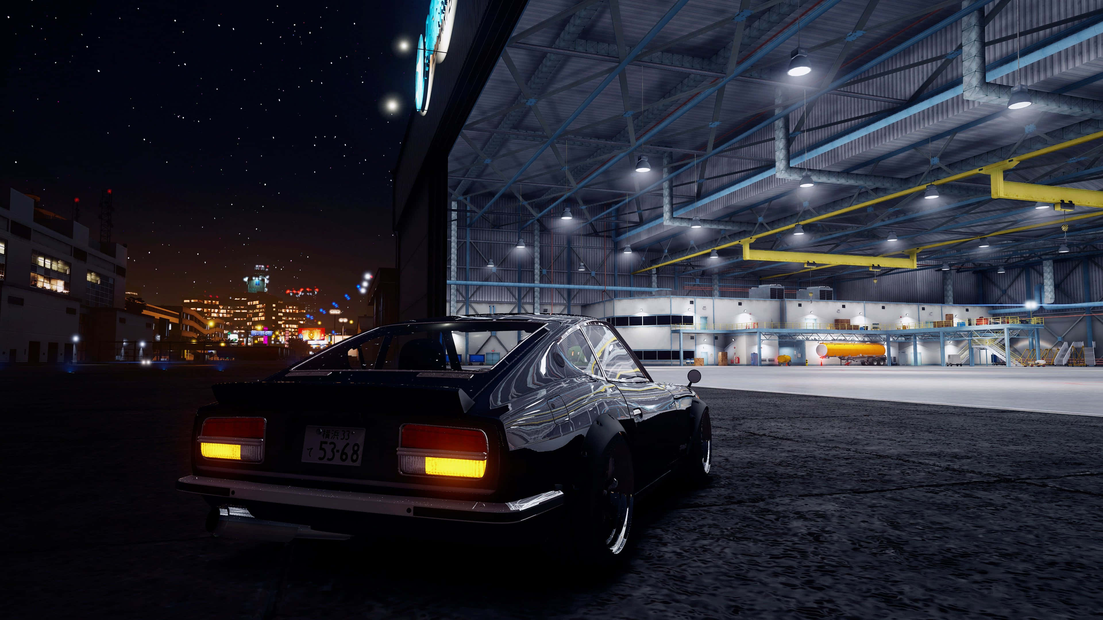 Gta 5 4K 桌布 壁紙 — 一輛時尚的黑色經典汽車，帶有發光的尾燈，停在一個巨大的工業倉庫外，星空下。