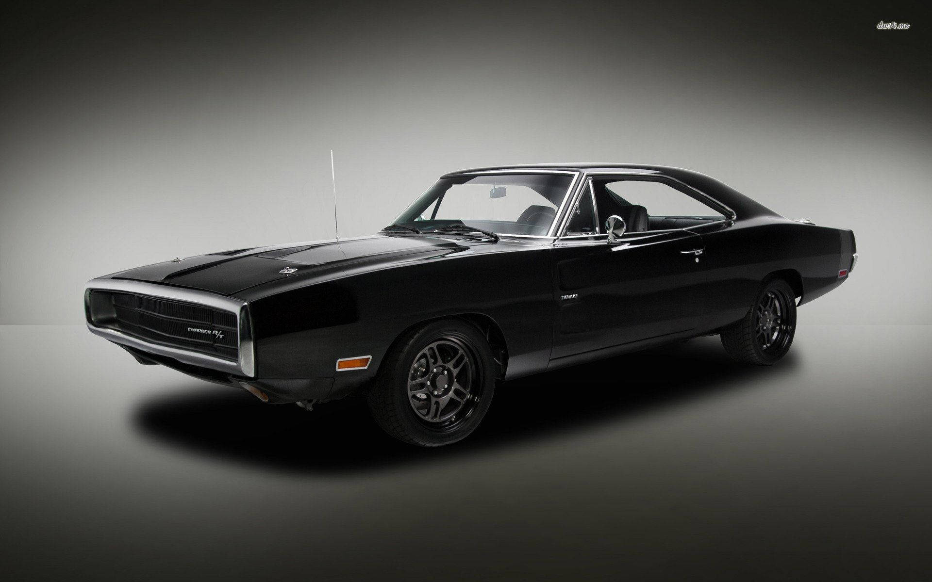 Dodge 桌布 壁紙 — 一輛時尚的黑色經典肌肉車，帶有鍍鉻裝飾和黑色車輪，在漸變灰色工作室背景前展示。