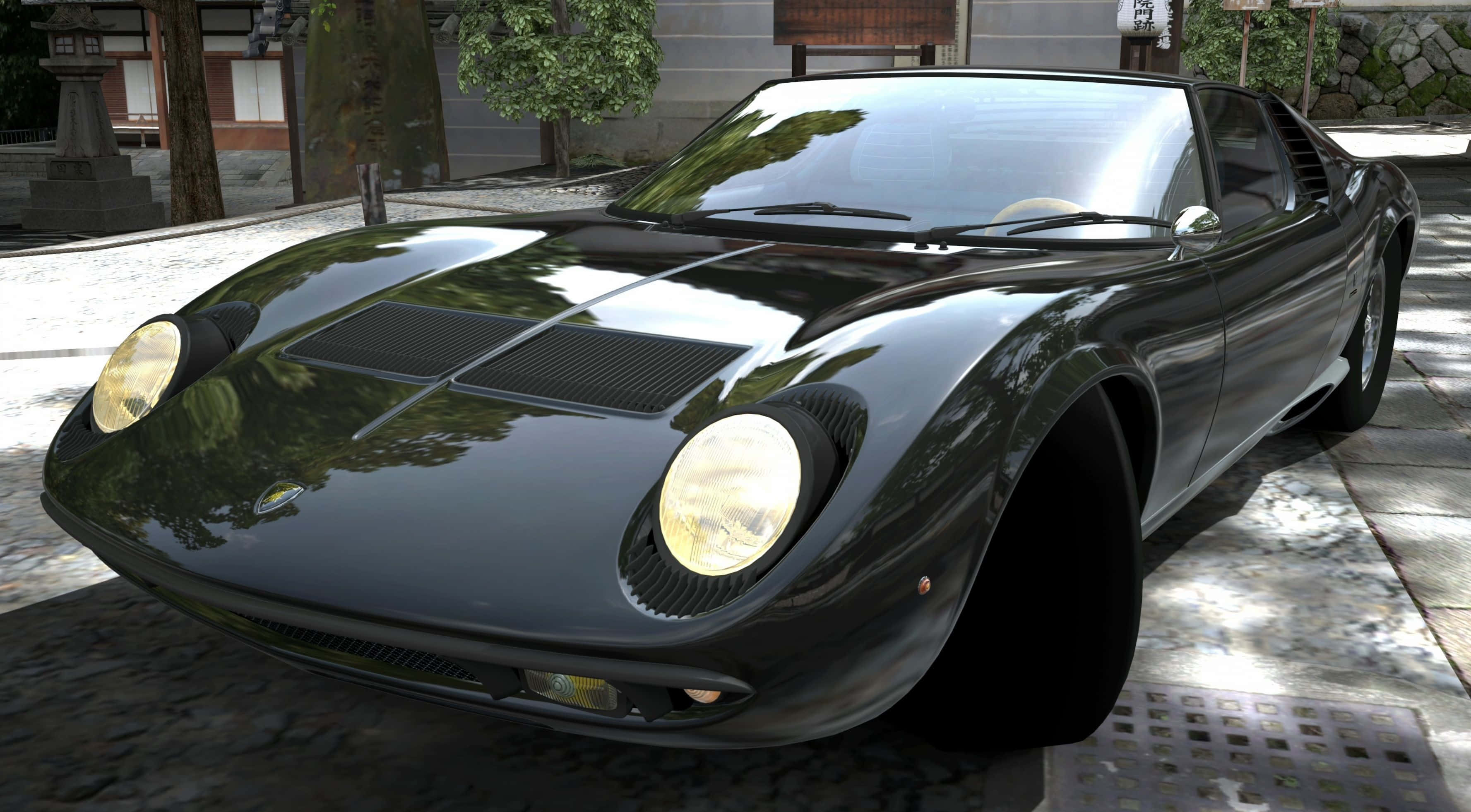 Lamborghini Miura 桌布 壁紙 — 一輛時尚的黑色經典跑車配備圓形頭燈，停泊在陽光普照的鵝卵石街道上，旁邊是傳統日本建築。