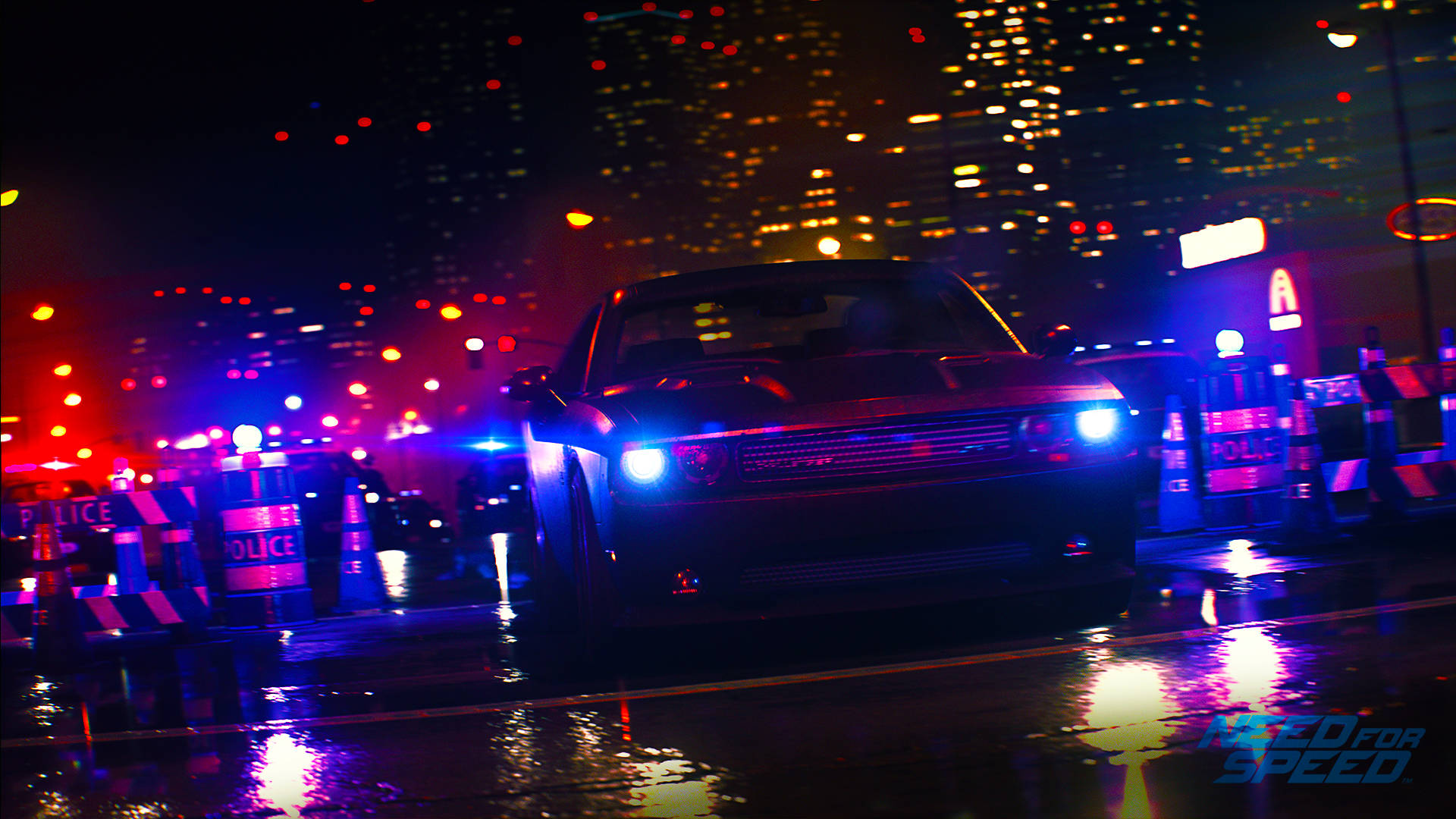 Need For Speed 桌布 壁紙 — 一輛時尚的黑色肌肉車，帶有發光的藍色車頭燈，在夜間穿過濕滑的雨夜城市街道，周圍環繞著閃爍的警燈和霓虹燈招牌。