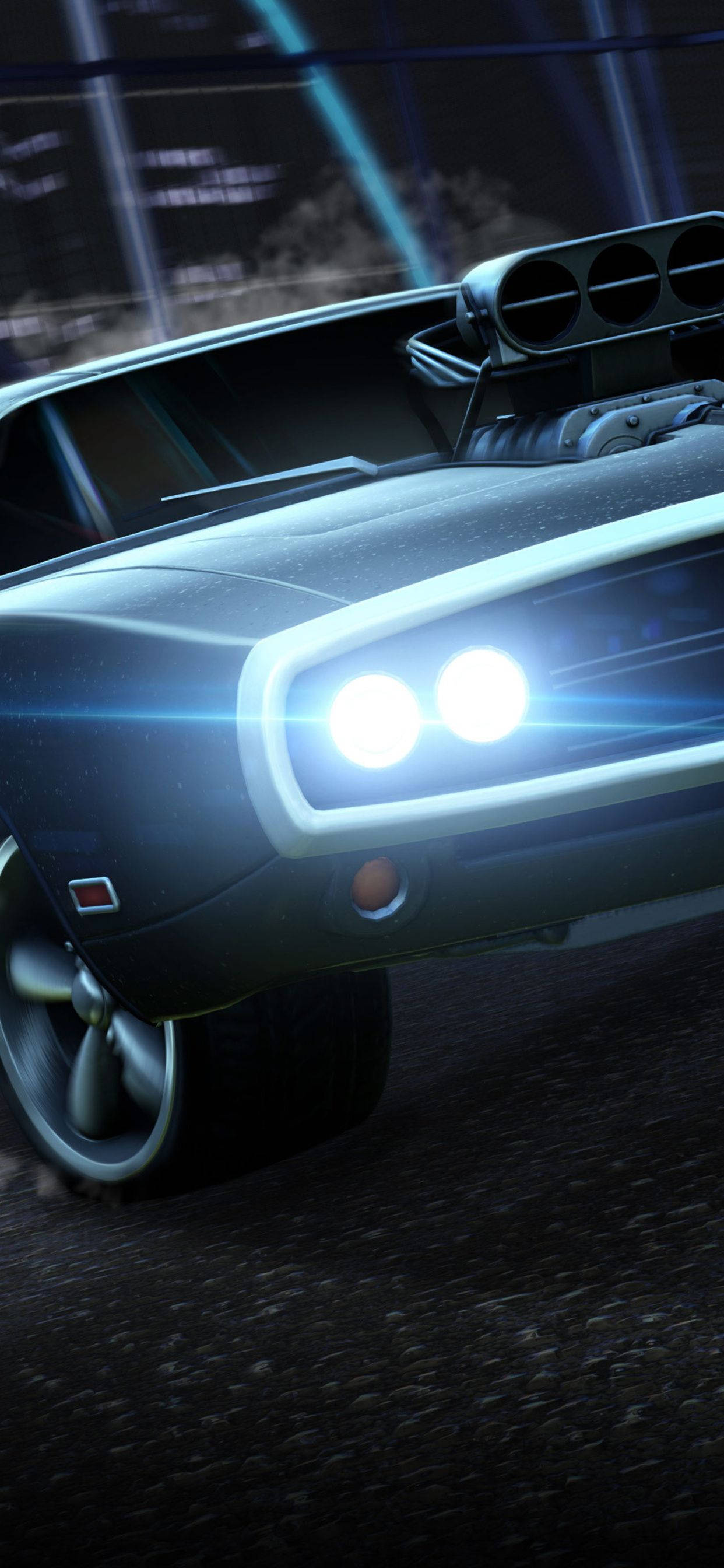 Rocket League Phone 桌布 壁紙 — 一輛時尚的黑色肌肉車，帶有發光頭燈，在霓虹燈照亮的城市夜景中疾馳。