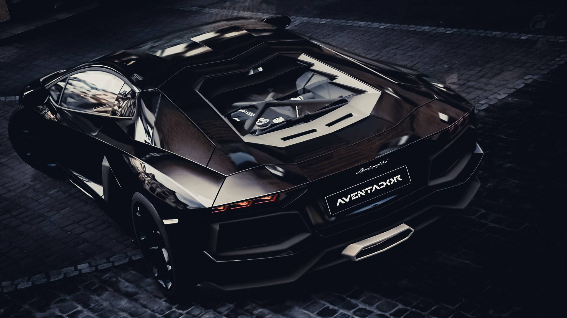 Lamborghini 4K 桌布 壁紙 — 一輛時尚的黑色藍寶堅尼 Aventador 打開引擎蓋，在戲劇性燈光下停放在濕漉漉的鵝卵石街道上。