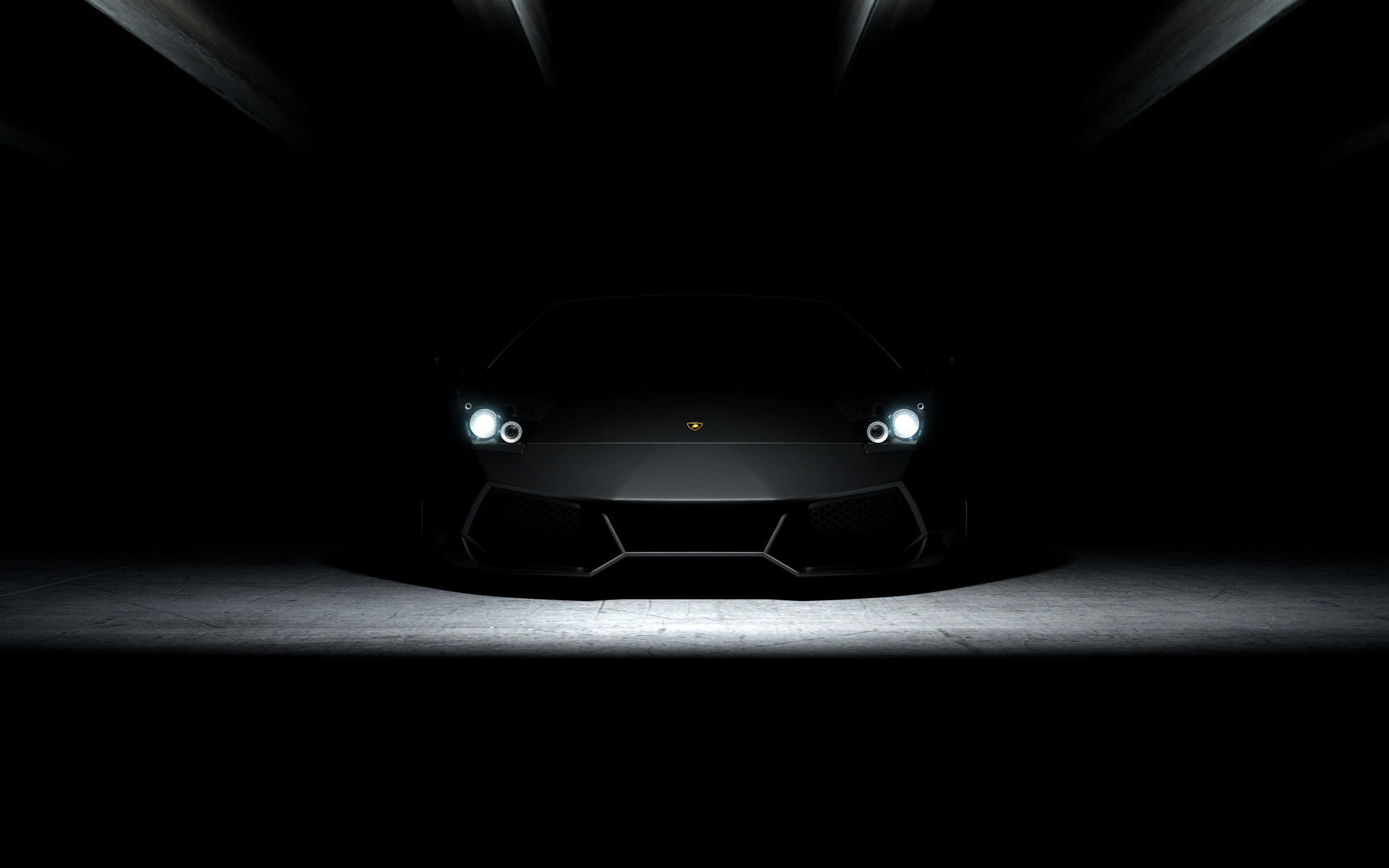 Plain Black Desktop 桌布 壁紙 — 一輛時尚的黑色藍寶堅尼Aventador在黑暗隧道中被聚光燈照亮，車頭燈閃爍發光。