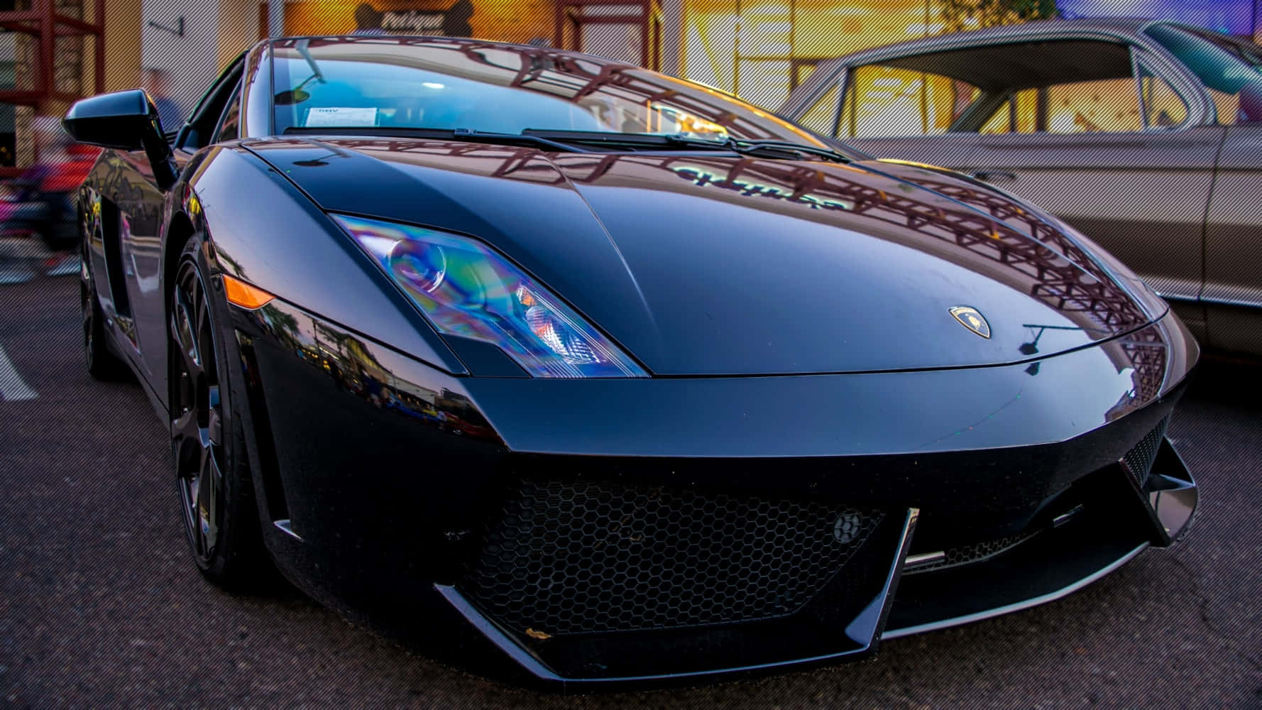 Black Car 桌布 壁紙 — 一輛時尚的黑色藍寶堅尼跑車在黃金時段的光線下閃閃發光，在城市的街道上，反射在其拋光表面上舞動。