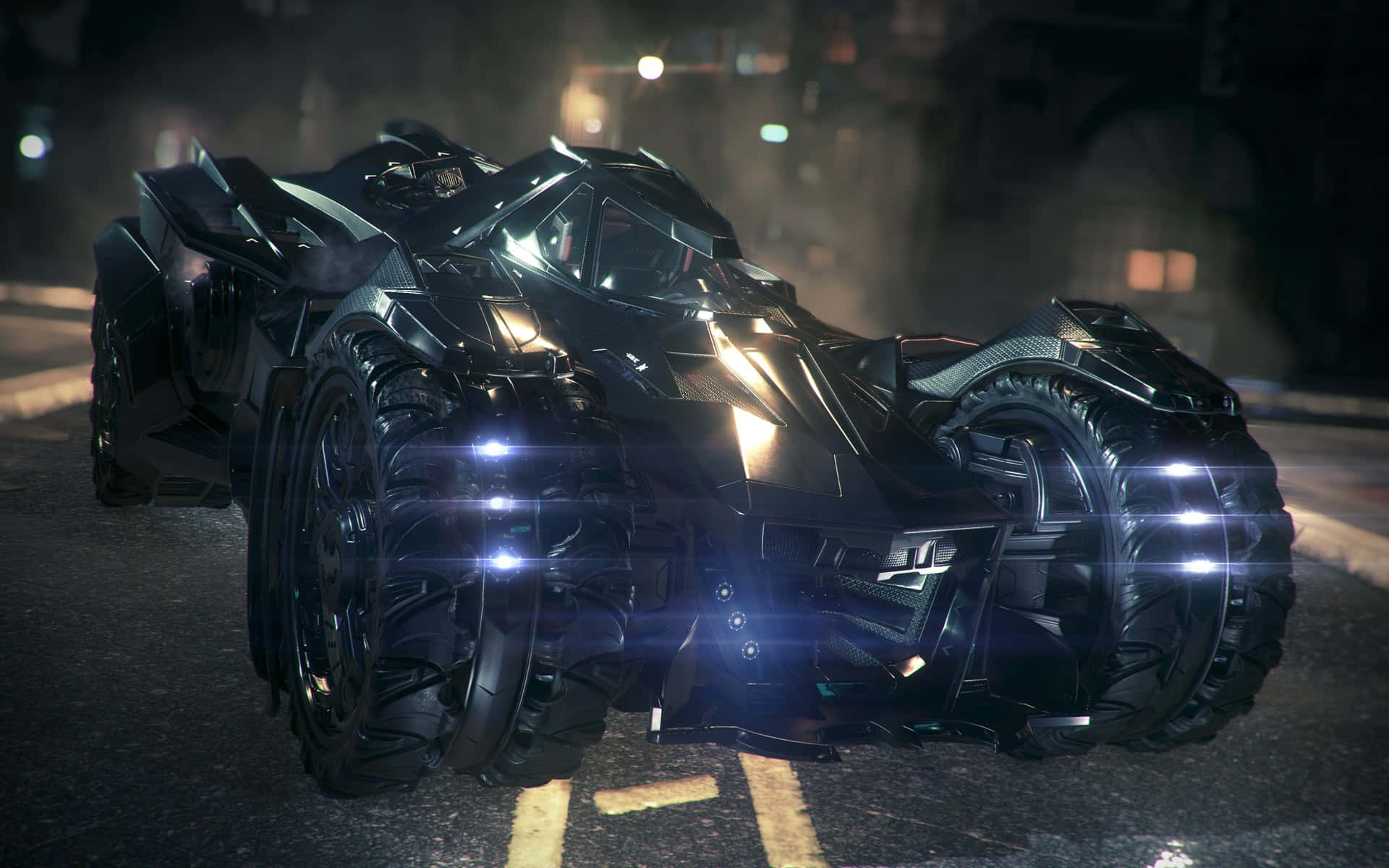 Batmobile Desktop 桌布 壁紙 — 一輛時尚的黑色裝甲蝙蝠車，帶有發光車頭燈，主宰著霧氣瀰漫的夜晚城市街道。