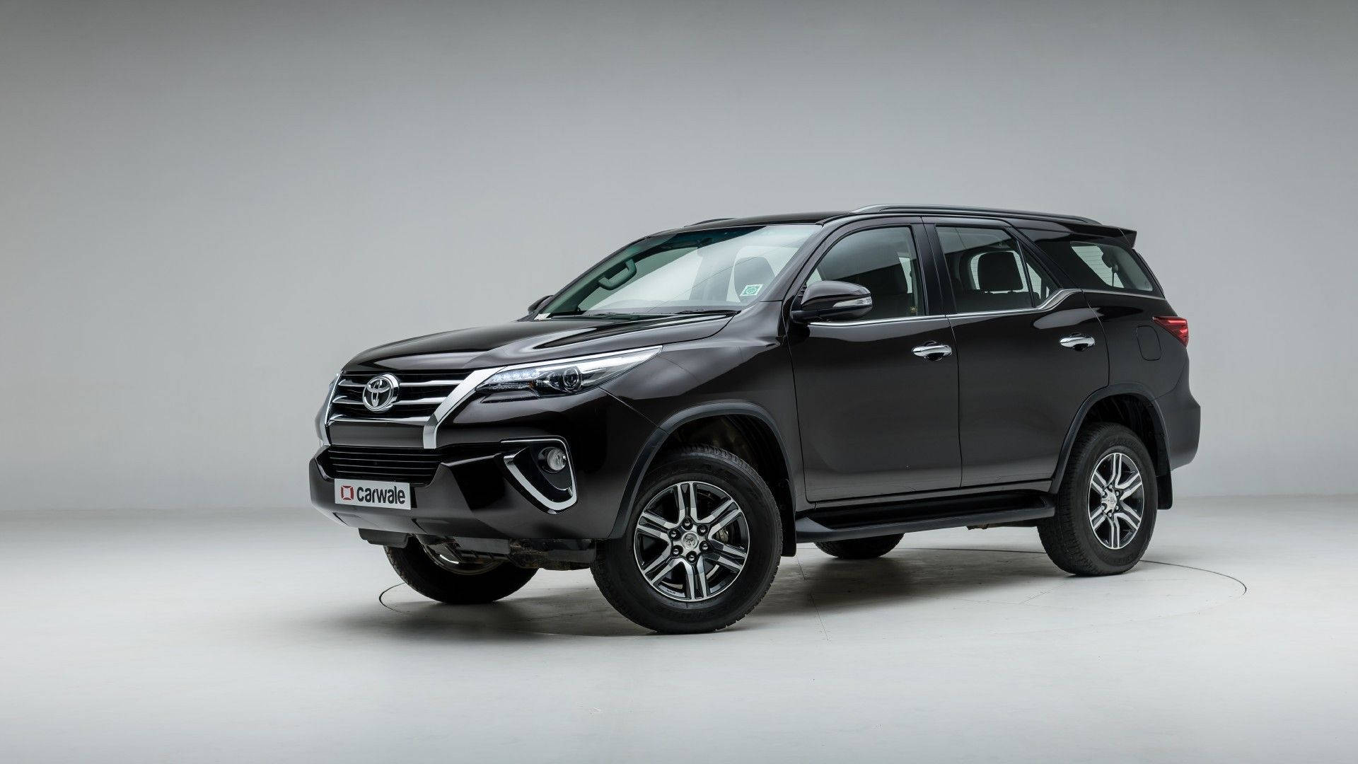 黑色豐田 Fortuner SUV 在攝影棚中，背景簡潔 — 極簡桌面 壁紙